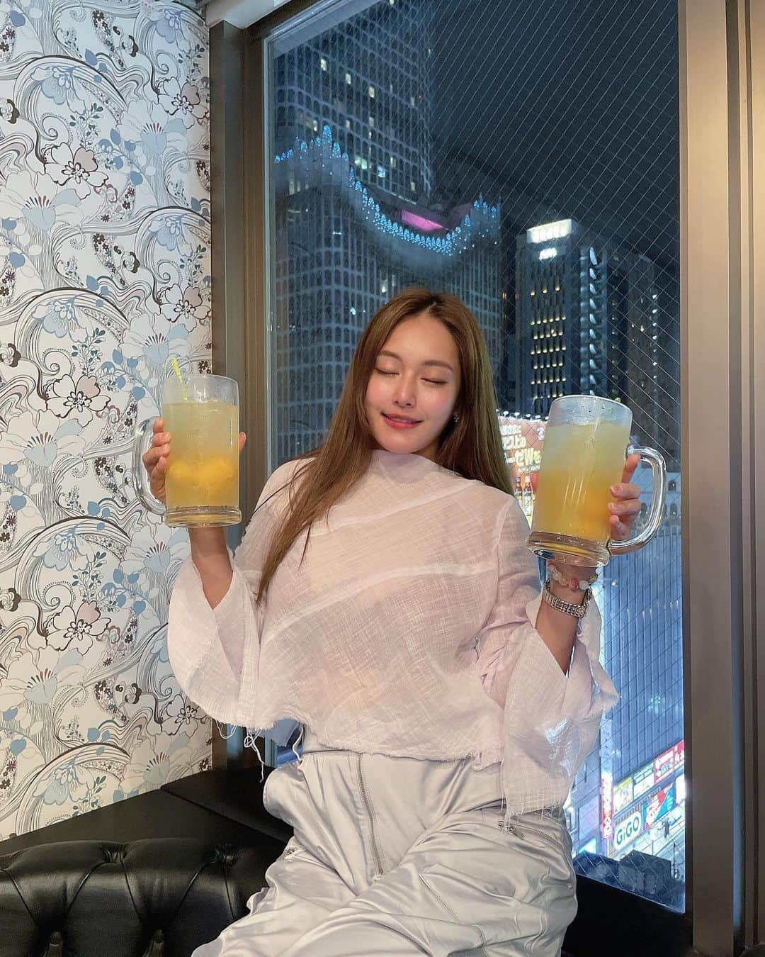 秋山かほのインスタグラム：「相手がどのぐらい自分の事を 好きとか与えてくれるではなく どれぐらい大切ににしてくれるかに 視点を置いて見ると  自ずと誰と一緒に居るべきなのか 自分がどの人達と引き上がるのかが 早くわかることに気付いた満月🌕  そして、自分を含め 一緒に過ごしていく人達のことを めいいっぱい大切にしたら きっと大丈夫なのでアル！🪅🪅」