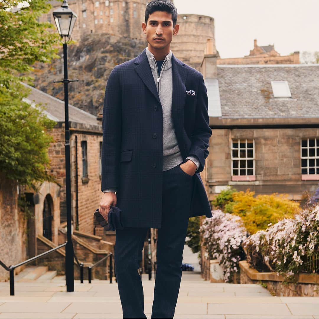 のインスタグラム：「Build the perfect look and make a statement of style as your return to the buzzing routine of the city. Layer our sartorial chalk stripe blazer over our soft and chunky knitwear and pair with our signature chinos and jeans to create an alluring urban look.  #HackettLondon #HowToHackett」