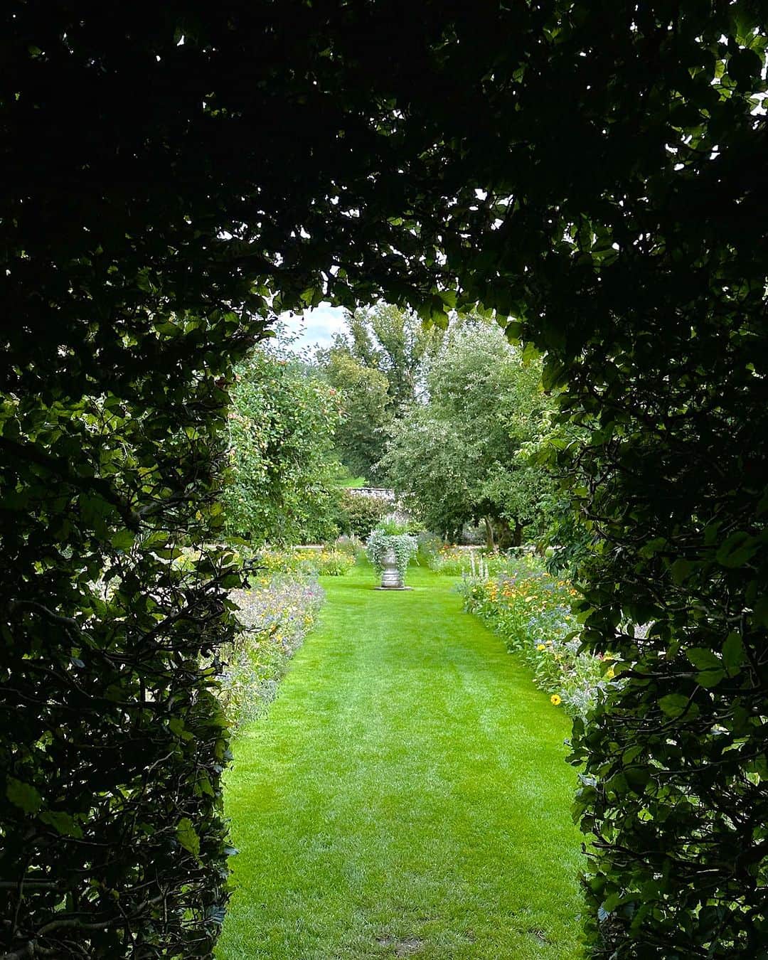 ペオニー・リムさんのインスタグラム写真 - (ペオニー・リムInstagram)「📍Levens Hall, Cumbria, UK The worlds oldest topiary gardens. Probably the most beautiful garden I’ve ever seen.」9月1日 20時03分 - peonylim