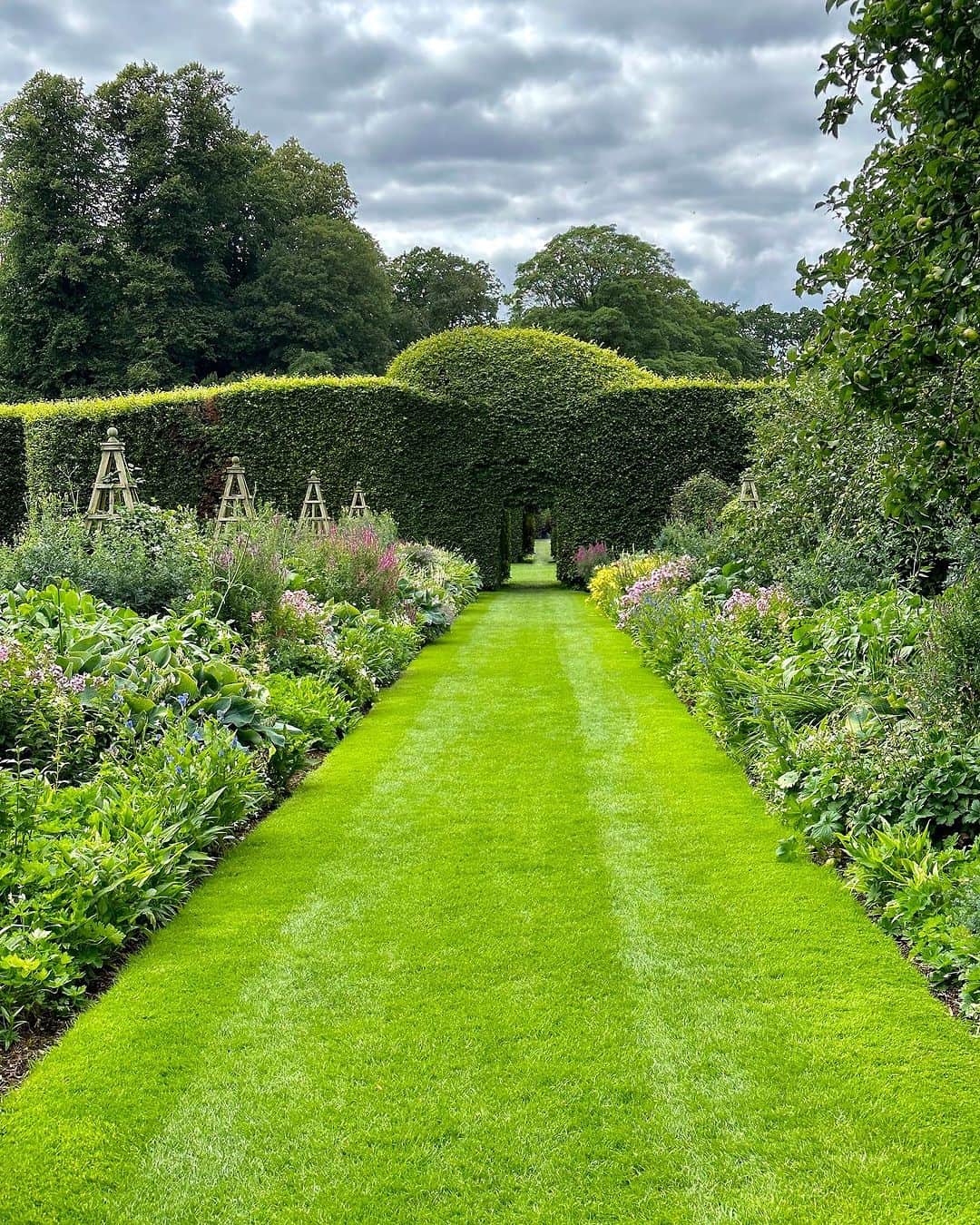 ペオニー・リムさんのインスタグラム写真 - (ペオニー・リムInstagram)「📍Levens Hall, Cumbria, UK The worlds oldest topiary gardens. Probably the most beautiful garden I’ve ever seen.」9月1日 20時03分 - peonylim