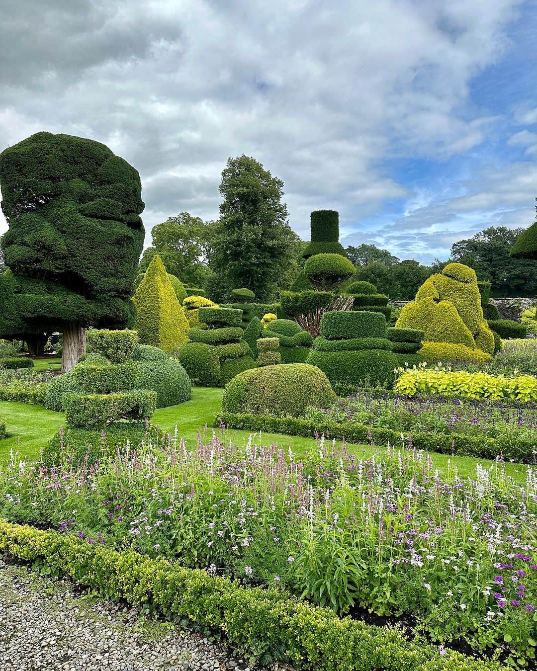 ペオニー・リムのインスタグラム：「📍Levens Hall, Cumbria, UK The worlds oldest topiary gardens. Probably the most beautiful garden I’ve ever seen.」