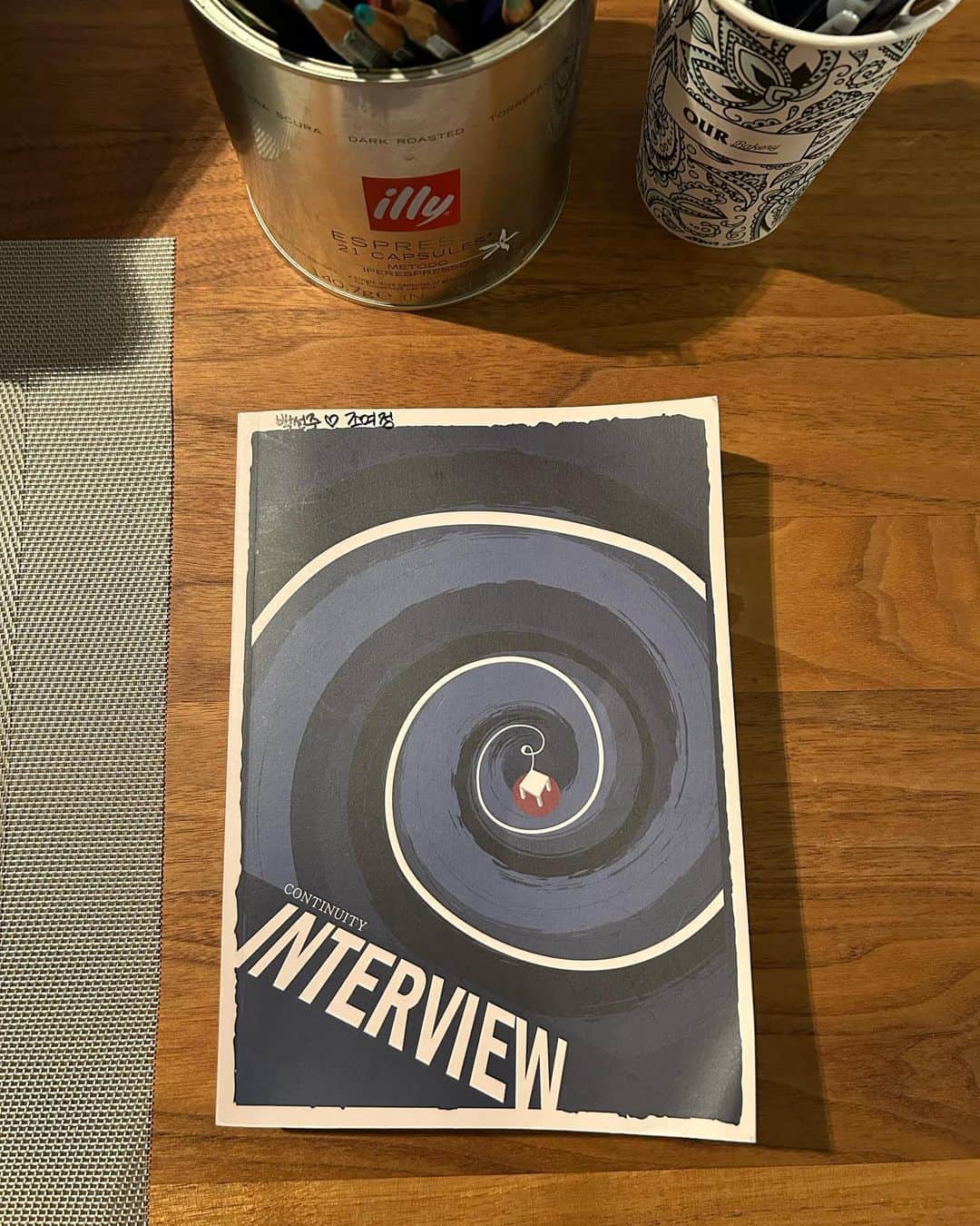 チョ・ヨジョンのインスタグラム：「나의 8월은.  영화#인터뷰 대본.  안성오가느라 애쓴 낡아서 더 애정하는 짐가방.  컴컴한 세트안의 우리 #조영준감독님 뒷모습.   내 사진은 없지만 충분히 멋진 8월이었네🤭 #영화인터뷰」