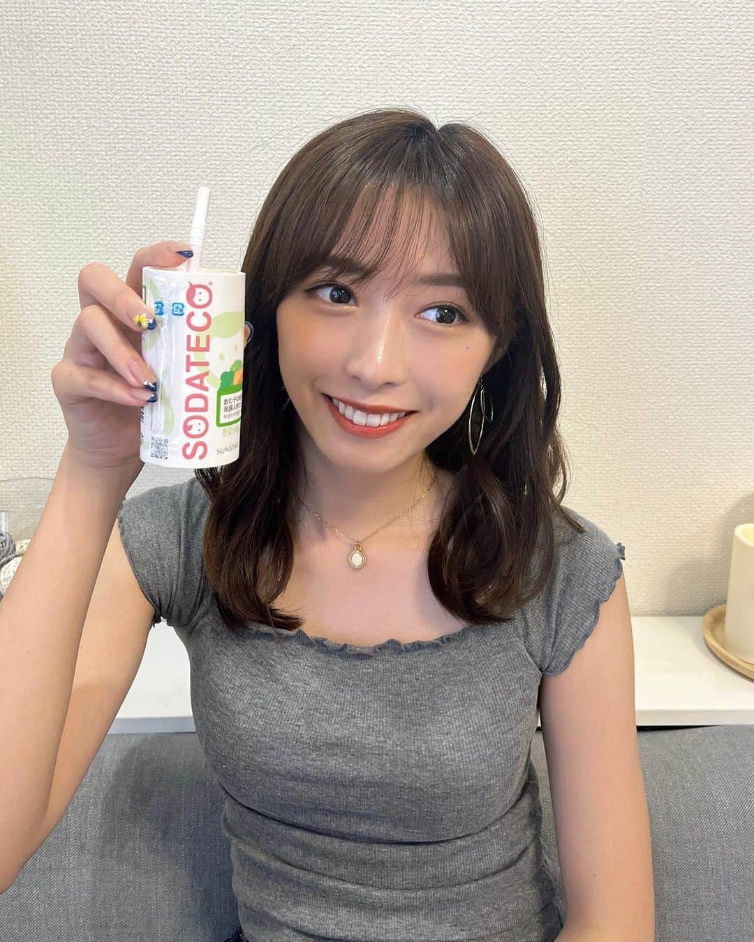 のインスタグラム：「最近のおすすめ🥕  朝ごはんを食べる時間がないときに 美味しく野菜をとれるので毎朝欠かさず飲んでいるドリンク  健康のために飲む野菜ジュースというよりも 美味しく栄養を取れるフルーツスムージーのような自然な甘さです♡ （砂糖、食塩不使用）  国産100%の果物と野菜以外入っておらず、 香料保存料無添加なのがとても嬉しい！🥰  この商品は善玉菌を増やす「プレバイオティクス」に 着目した野菜を厳選していて、 おなかのことを考えて作られています🤍  おなかを元気にすることが肌トラブル改善や 美肌に繋がるので、美味しく続けられるのは最高です🤭  きっかけはタイアップでいただきましたが、 美味しすぎるので 続けて何本も飲んでしまう日もあります…笑  ----------------------- ▪︎プレゼントキャンペーン▪︎ 9/1（金）〜9/10（日） SODATECO公式アカウント（ @sodateco_sunstar ） をフォロー&投稿へのいいねで抽選で 「ソダテコ　やさいではぐくむスムージー30本」を 10名様へプレゼント✨  -----------------------  子供から大人まで美味しく飲めるので、 ぜひこの機会に試してみてください🫶🏻」