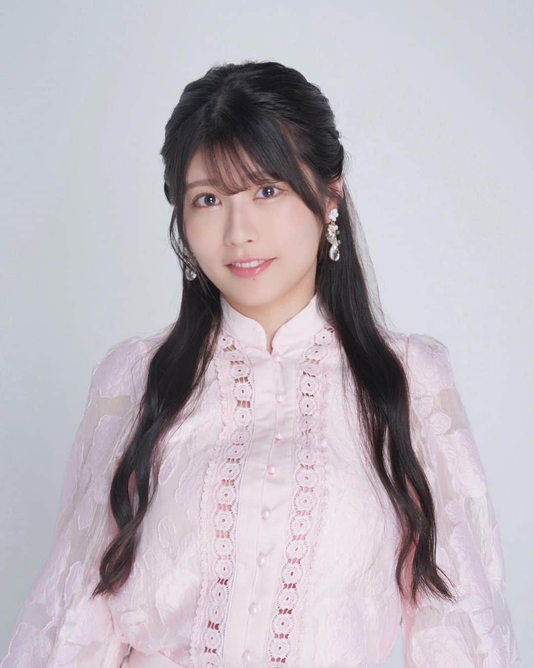ちとせよしののインスタグラム：「【重大発表】 この度なんと、歌って踊る方のアイドルに挑戦させて頂くことになりました‼️ 実は事務所の方から何度もアイドルやらないかと声をかけて頂いていたのですが、断り続けておりました。 というのも、歌うことは大好きなのですが、ダンスがすこぶるダメで…本当に本当に苦手で…笑いを誘うほどでして…(.口. )  でも、実は小5の頃まゆゆこと渡辺麻友さんに憧れていて、AKB48さんのオーディションを受けようと思っていたくらいなので、あの頃の夢を叶えるには最後のチャンスかなと思い、挑戦することにしました！  グラビアは今年で5周年ですが、アイドルとしては0からのスタートです🙏🏻 そしてダンスはマイナスからのスタートです🤣笑  大好きなみんなに成長を見届けて欲しいです！ 応援よろしくお願い致します☺︎︎  9/24(日)プレデビューライブ in Shibuya Spotify O-Crest ぜひ観に来てください♫  #ちとせよしの #アイドル #グループ名とメンバーは後日公開」