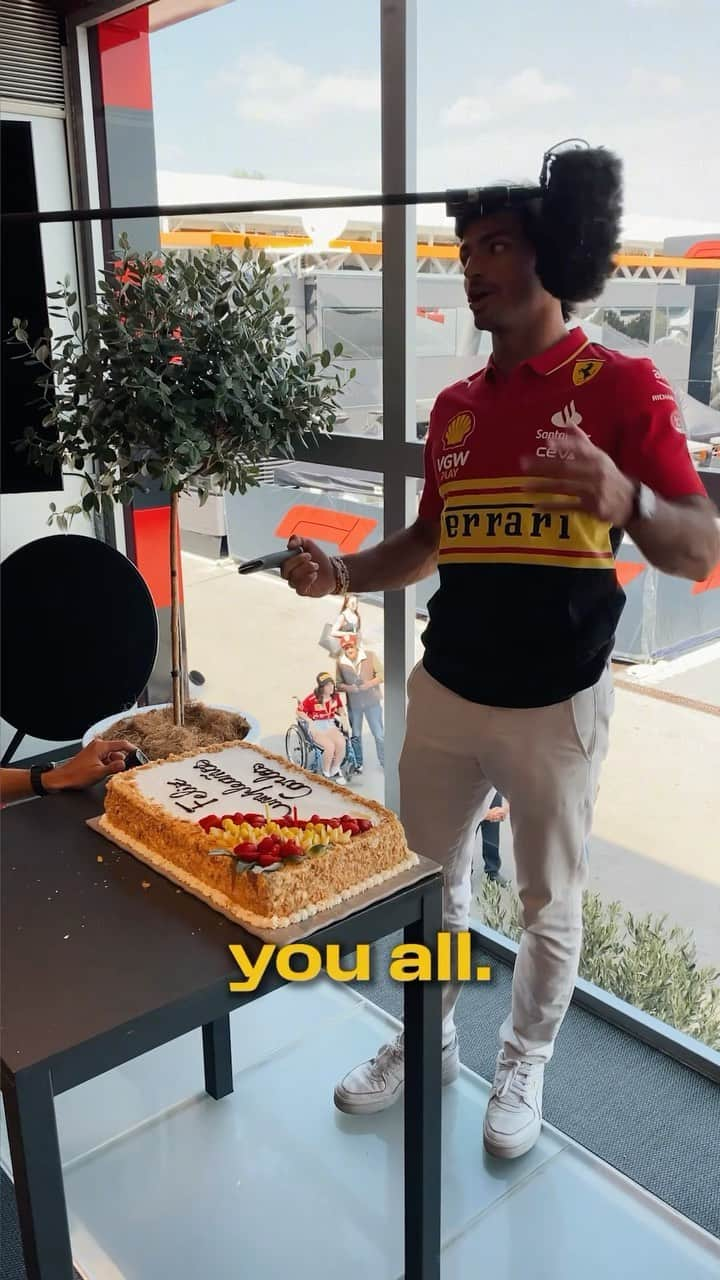 カルロス・サインツJr.のインスタグラム：「Fred always gets the last laugh 😂 🎂   #ItalianGP 🇮🇹 #F1」