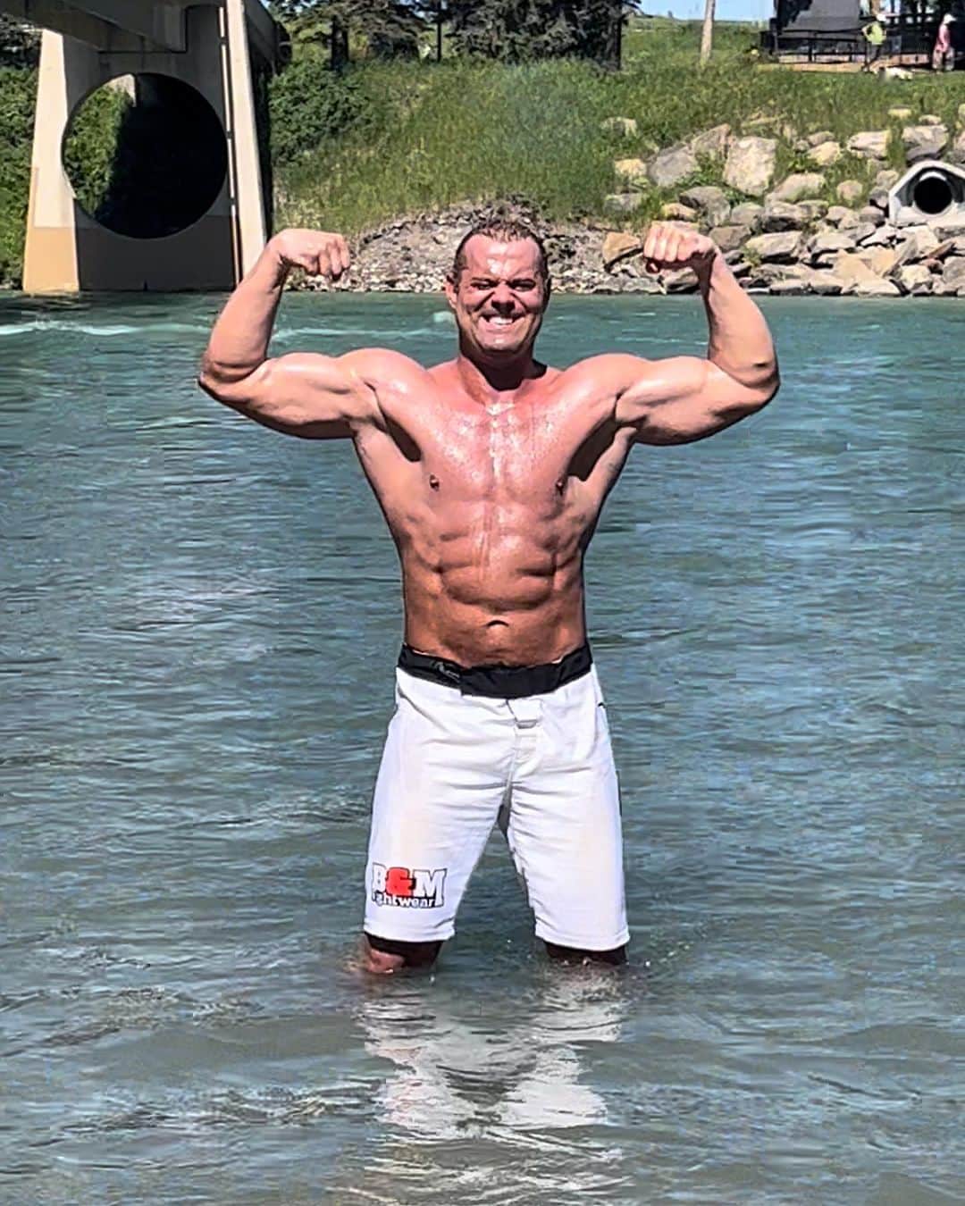 デイビーボーイ・スミス・ジュニアのインスタグラム：「Well it’s a last day of “Sweet Summer” and the water is already getting cold…Stone Cold 🥶🌊🪨🗽🍕🇮🇹」