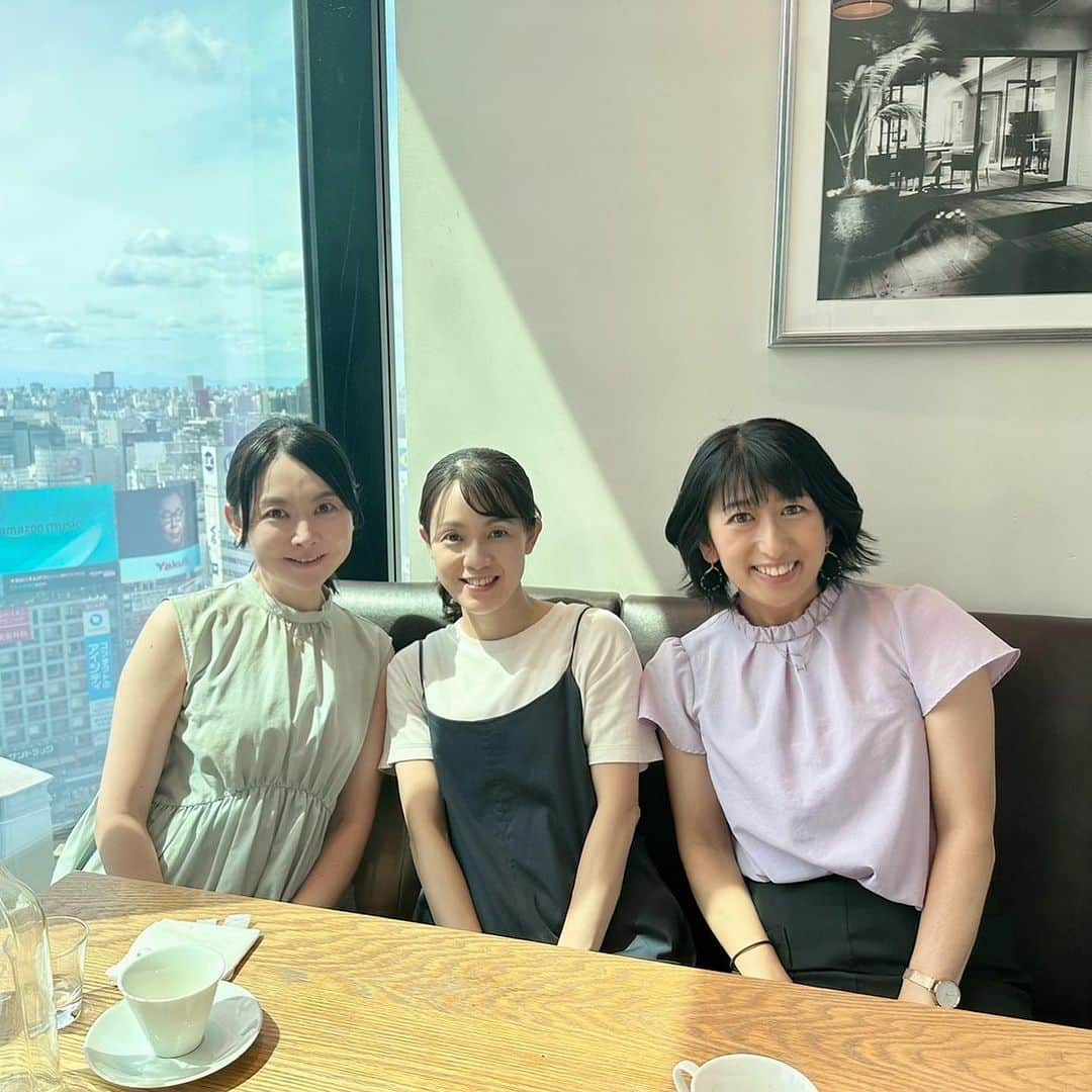 のインスタグラム：「🍚🍚🍚  水曜日は、福岡出身のアナウンサーの先輩2人とランチに🍽️  渋谷スクランブルのレストランフロアで、ご飯食べたの初めてでした🙌  駅前は、いつ完成するんだろう..... でも、この景色も好き❤️  10年前、茨城放送のエントリーシートを近くの漫画喫茶で仕上げて、渋谷郵便局から出したので、渋谷は私のパワースポットです🌻  #フリーアナウンサー #アナウンサー #dayoff #議題はアナウンサーのセカンドキャリア #渋谷駅前」