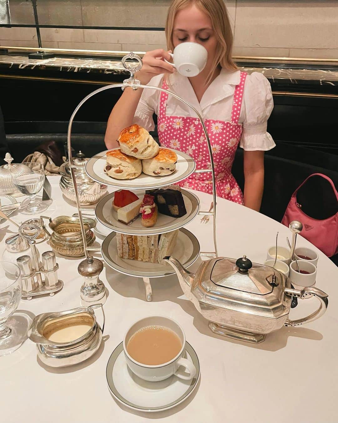 ハーレー・ヴィエラ・ニュートンのインスタグラム：「Tea for 2, Earl Grey」
