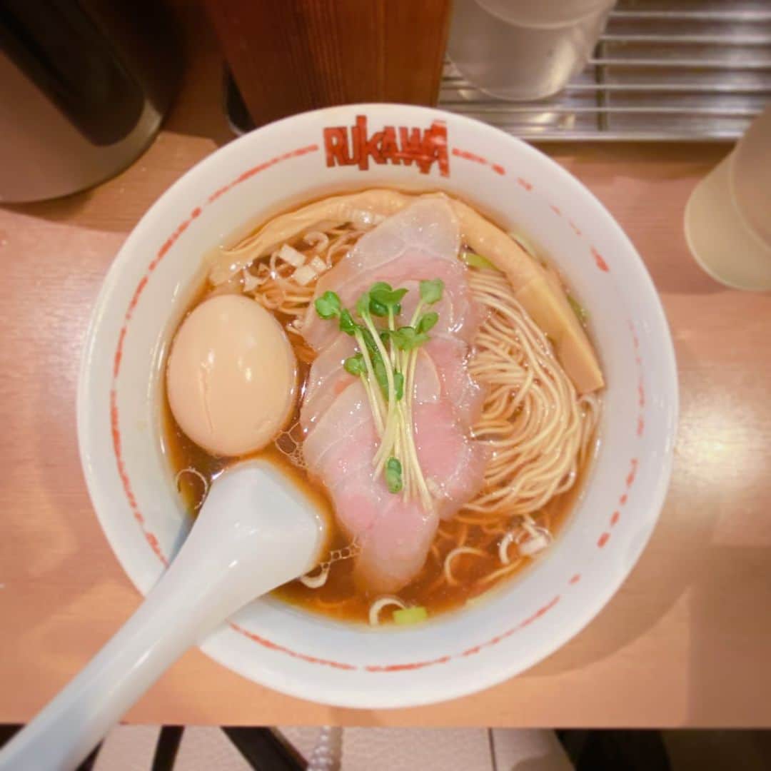 小峰みこのインスタグラム：「. 中華そば　流川 . ずっと気になってたお店🍜 牛貝清湯 醤油中華そば . 塩中華そばも つけ麺も気になったけど、 ここは鉄板の 食券機左上をチョイス！！ . めちゃめちゃおいしかった😍 . 黄身の固さ撮ろうとしたのに ピンボケしていた🥲 . #みこ麺活」