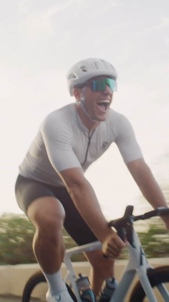 マルセル・キッテルのインスタグラム：「Sprinting into the weekend like @marcelkittel 🚀  Whether you’re going full sprint in a race, sprinting against your mates, or just riding to the coffee shop, the @rose_bikes XLITE UNLTD can do it all!  Designed to meet the 14 time TdF stage winner’s current riding expectations, the limited edition build comes with Powershift Technology as standard allowing for that clean 1x look but with all the gearing range needed for any type of riding 🙌  Welcome to the future! Head to the bio link to read more about the XLITE UNLTD with Classified 👉  🎥  @elflamingofilms   #shiftyourthinking #rosebikes #xliteunltd #rideclassified #timetoshift #roadcycling #weekend #friday」