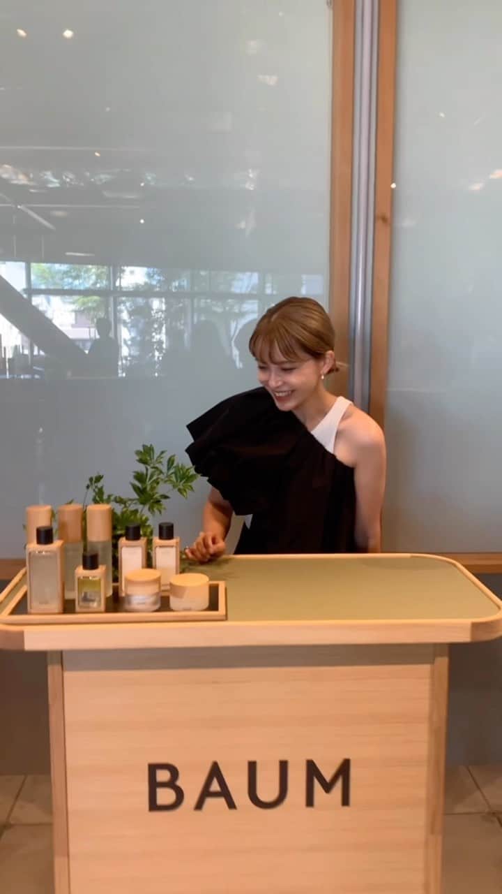和田えりかのインスタグラム：「Forest Bathing with BAUM (肌と心が、深呼吸する森🌳)  @baum_global   先行体験DAYにてひと足に行ってきました 素敵な空間だったのでリールを、、、🥹❤︎  お気に入りの香り (わたしはWOODLAND WINDS) 選んで自分に合うスキンケアを試せたり 森林浴しているような空間で瞑想体験も🪵🌿  わたしが選んだ香りの紹介を、、 WOODLAND WINDS 清々しい香り心洗われるような クリーンさと果樹の香り。  3つ種類があるのでお気に入りの香りを 選んでみてね~◯  そしてギフトとしてサンプルを 貰えるのはすごく嬉しかったのだ🫶🏻  イベントの詳細を書いておくね← ぜひ行ってみて~。🕴🏻  Forest Bathing with BAUM  肌と心が、深呼吸する森  9.2(Sat) 11:00-19:00  9.3(Sun) 11:00-18:00  #PR #BAUM #森林浴美容 #バウム  #肌と心が深呼吸する森」