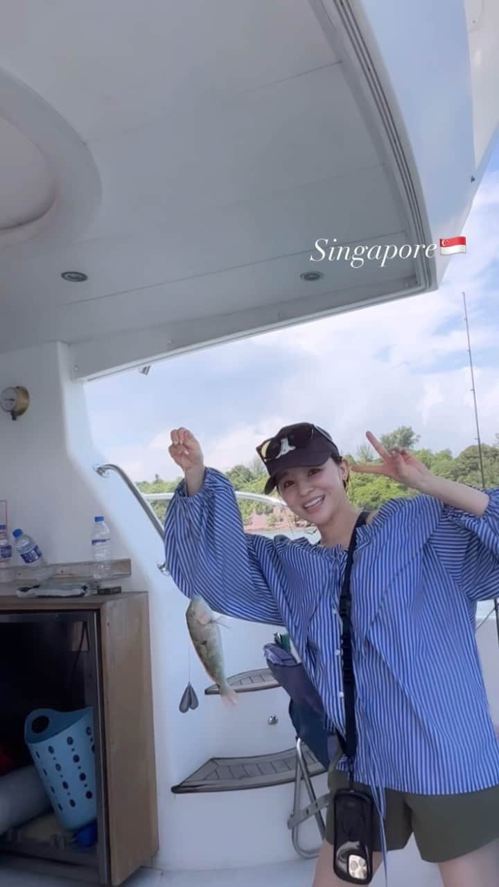 のインスタグラム：「魚釣りを🎣しました！  まさか釣れるなんて思わなかったからびっくりしました！  #夏休み#家族旅行#summer #シンガポール#singapore」