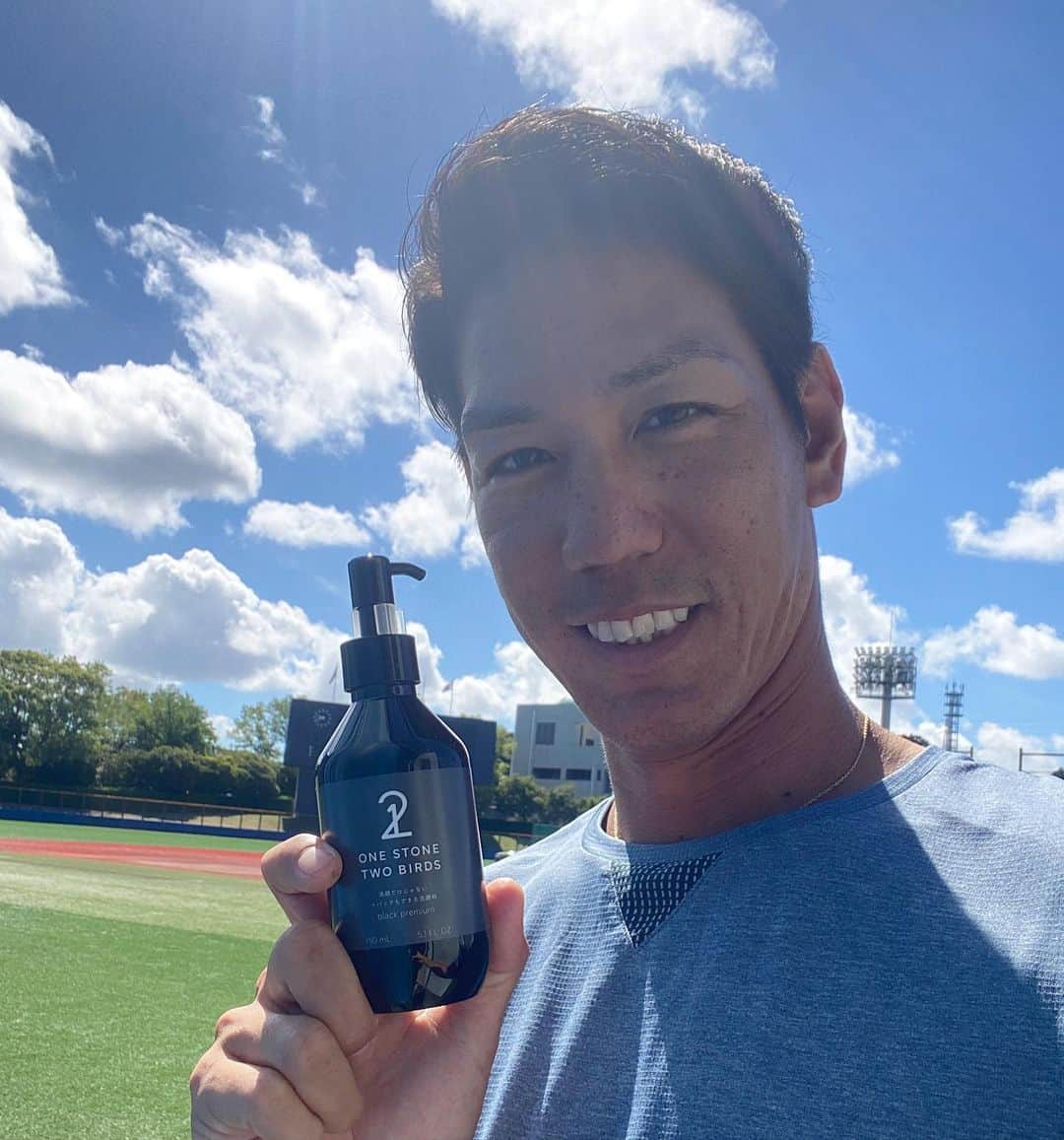 荒波翔のインスタグラム：「暑い日々🥵  今年の夏は特に暑い気がする☀️🫠 そんな紫外線を浴び過ぎた肌に最適な洗顔料を発見🤗  ONE STONE TWO BIRDSの 「ブラックプレミアム」 炭を2倍配合×酵素作用のちからで頑固な黒ずみ汚れを吸着分解する商品🤗 紫外線により多量の皮脂や汗で黒ずみ汚れが溜まりやすいこの時期にオススメです😆 しかも、洗顔だけでなくこれ一つでパックも出来てしまうという優れものです。  #洗顔  #紫外線  #美容  #パック  #炭  #酵素」