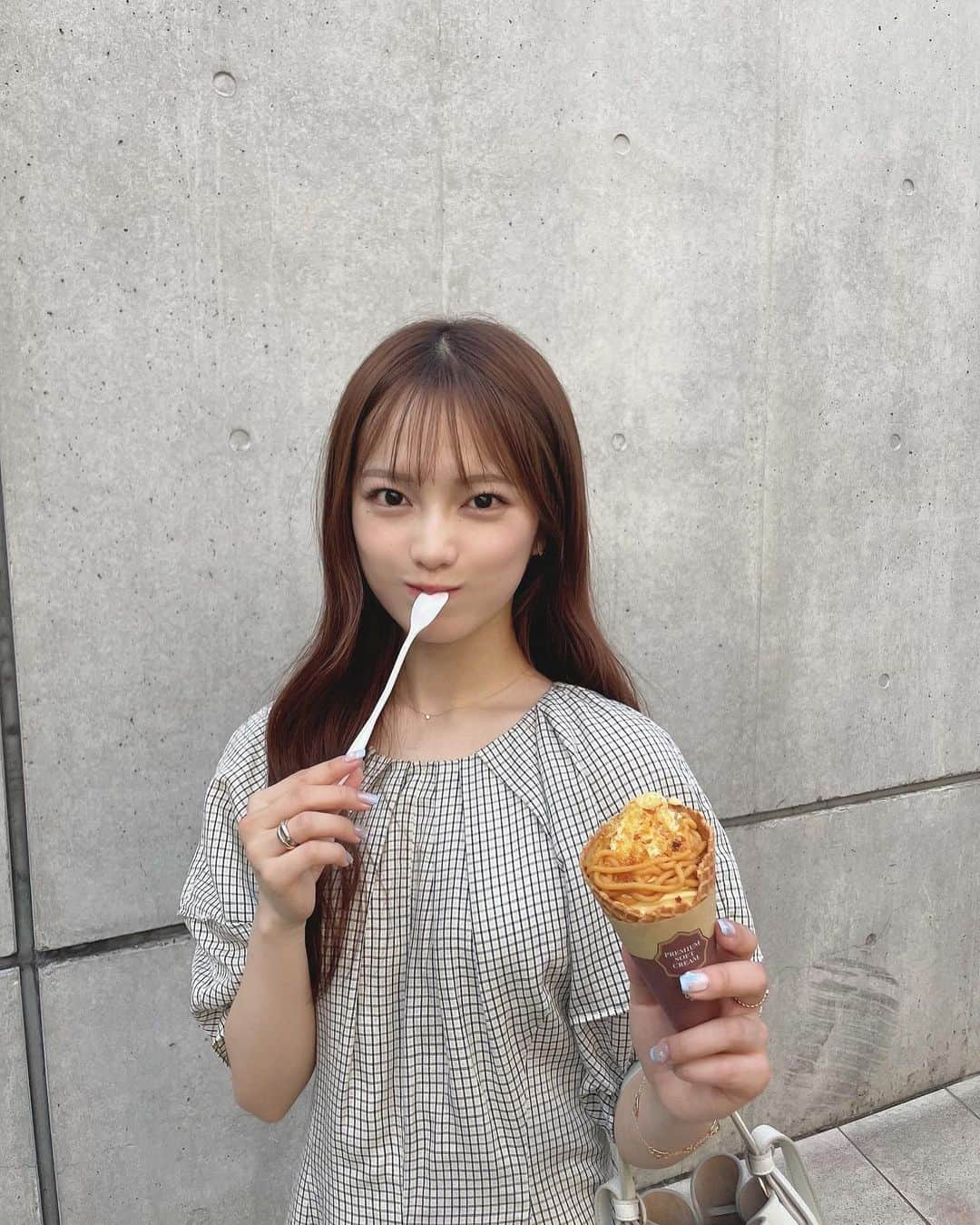 森みはるさんのインスタグラム写真 - (森みはるInstagram)「9月もまだまだ暑いけどさっそく秋の味覚のアイス🍦🍠  hair @tenhouo  eyelash & eyebrow @kotonn__e」9月1日 20時10分 - miharu_mori