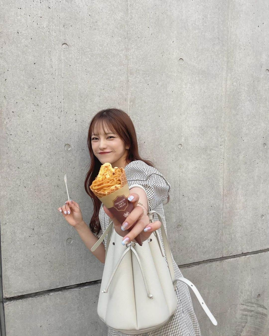 森みはるさんのインスタグラム写真 - (森みはるInstagram)「9月もまだまだ暑いけどさっそく秋の味覚のアイス🍦🍠  hair @tenhouo  eyelash & eyebrow @kotonn__e」9月1日 20時10分 - miharu_mori