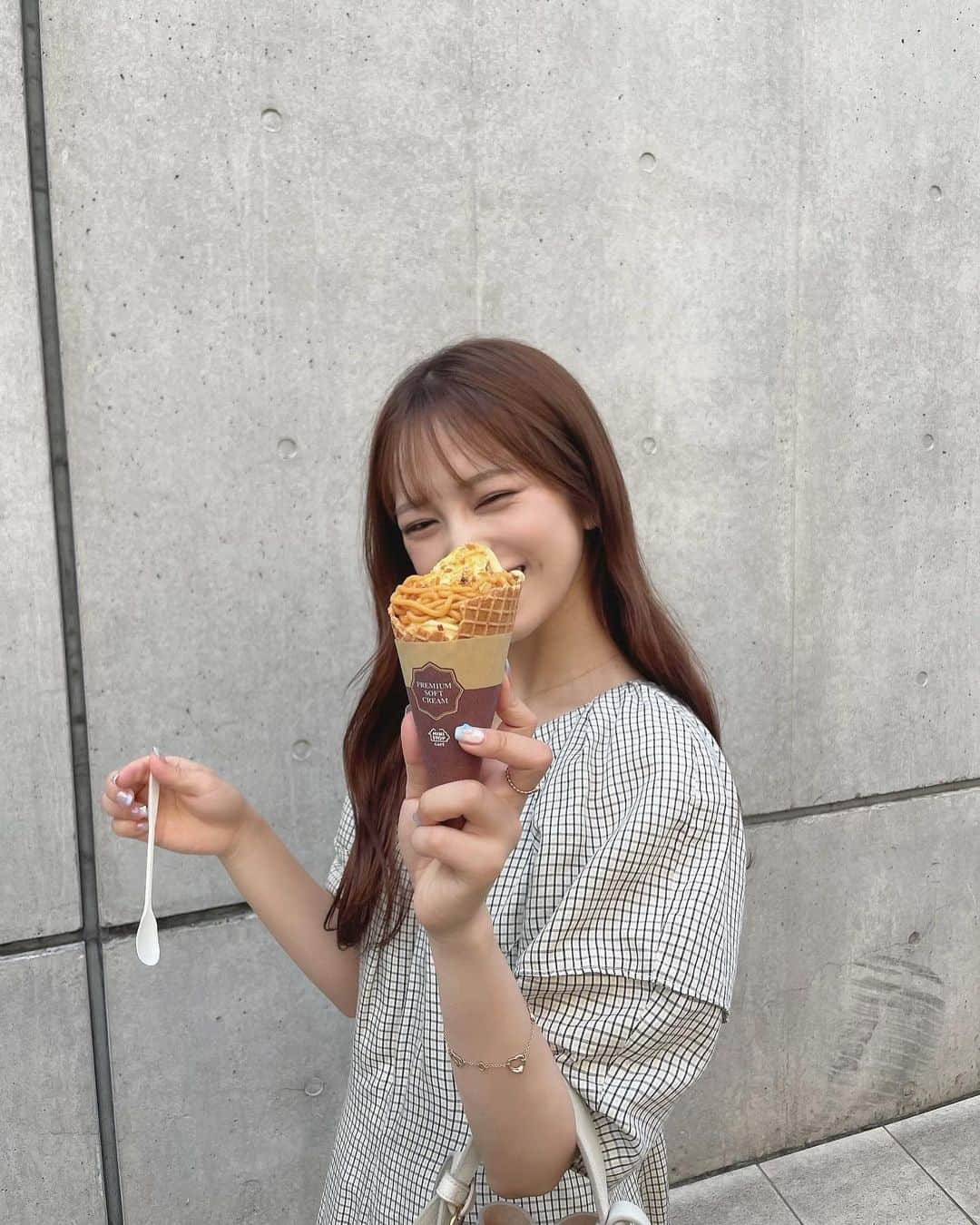 森みはるさんのインスタグラム写真 - (森みはるInstagram)「9月もまだまだ暑いけどさっそく秋の味覚のアイス🍦🍠  hair @tenhouo  eyelash & eyebrow @kotonn__e」9月1日 20時10分 - miharu_mori