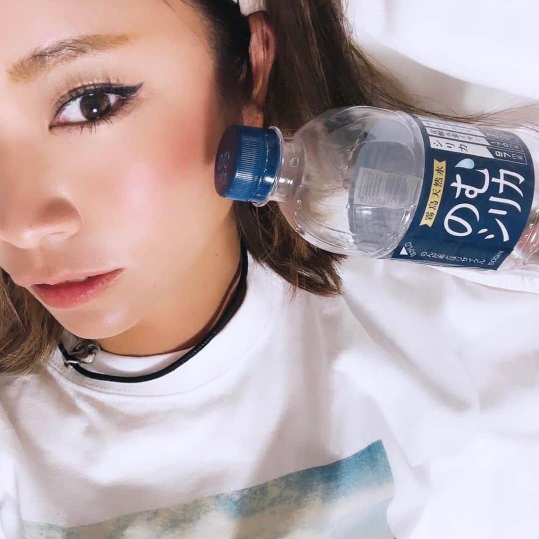 渕上万莉 さんのインスタグラム写真 - (渕上万莉 Instagram)「先月は月の半分ぐらいはホテル生活でした🏨♨️  そして夜釣り三昧🦑で夜行性生活🌙 深夜のラーメン🍜とお酒🍺 最高に楽しいんですけど🥹♨️♨️  その代わりちゃんとケアしないと次の日顔パンパンになるし朝カラダのダルさ半端ない😭😭  夏は暑いから風呂🛀浸かるんも苦手🐖♨️  唯一気を付けてるのは水をたくさん飲む事✨ ずっと愛飲してる#のむシリカ ✨ #シリカ水 はホントにオススメだよ☝🏾🌺👼  中硬水やけど苦くなくて軟水みたいに飲みやすいし🥹🫶🏾❣️  寝る前に一本飲んでカラダの調子を整えてもらう🥹✨✨ ホテル生活のお供です🫱🏽‍🫲🏾  夜は昼間に比べると汗かかないから水分取り忘れる事あるけど以前熱中症でダウンしたのは夜釣りの次の日だった🏥🥵💦 酒飲んだ後は特に気をつけよ🥵☝🏽  9月になったけどまだまだ夏は続くからみんなも気をつけてねー☺️☀️  #シリカ #ナチュラルミネラルウォーター  #霧島天然水  #健康飲食  #熱中症対策  #イカメタル #夜釣り #イカ釣り #supported」9月1日 20時10分 - mari_fuchigami