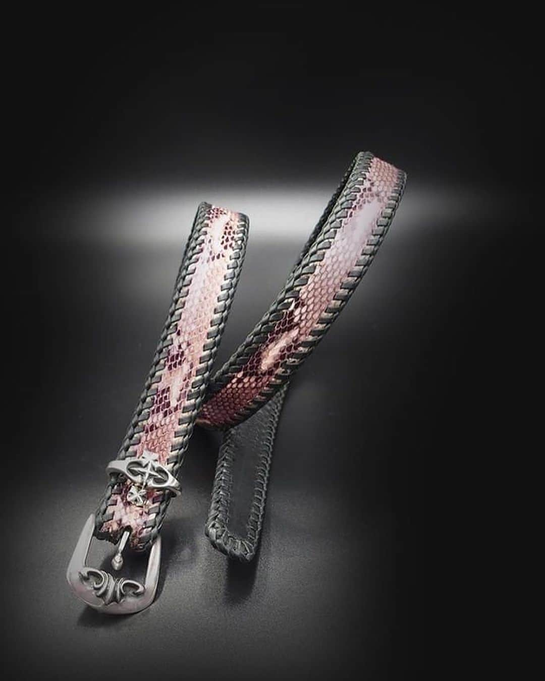 リザード・ヘッドのインスタグラム：「PINK-DIAMOND PYTHON　〈1 inch belt 〉  最近、オーダーされる方が増えている モードな印象を与える、1 inch leather belt  艶やかなサーモンピンクのダイヤモンドパイソンをブラックのカンガルーレースで編み上げました。 ブラックのレースがサーモンピンクのパイソンをグッと引き締めます。  お客様所有のL,S,Dのバックルをセットアップ。 タイトめのスタイルがお好みのお客様にとてもお似合いです。  ■本体：diamond python ■幅2.5㎝」