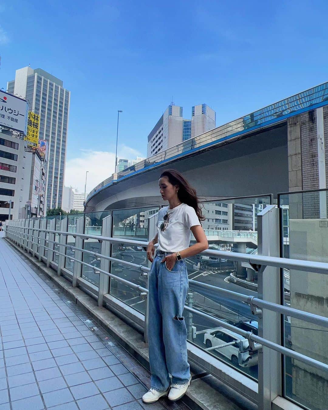 西原有紀のインスタグラム：「𝐓𝐡𝐞 𝐰𝐢𝐧𝐝 𝐟𝐞𝐞𝐥𝐬 𝐠𝐨𝐨𝐝༄  ✳︎ ✳︎ ✳︎  今日から9月ですね☺️  風を感じ髪なびかせております🌬️  日中もまだまだ暑いですが、夜は少し涼しくなった気がします🤏  夜散歩orジョギングが開始できそう🚶‍♀️🏃‍♀️💨  それでは皆さん、良い週末を…👋」
