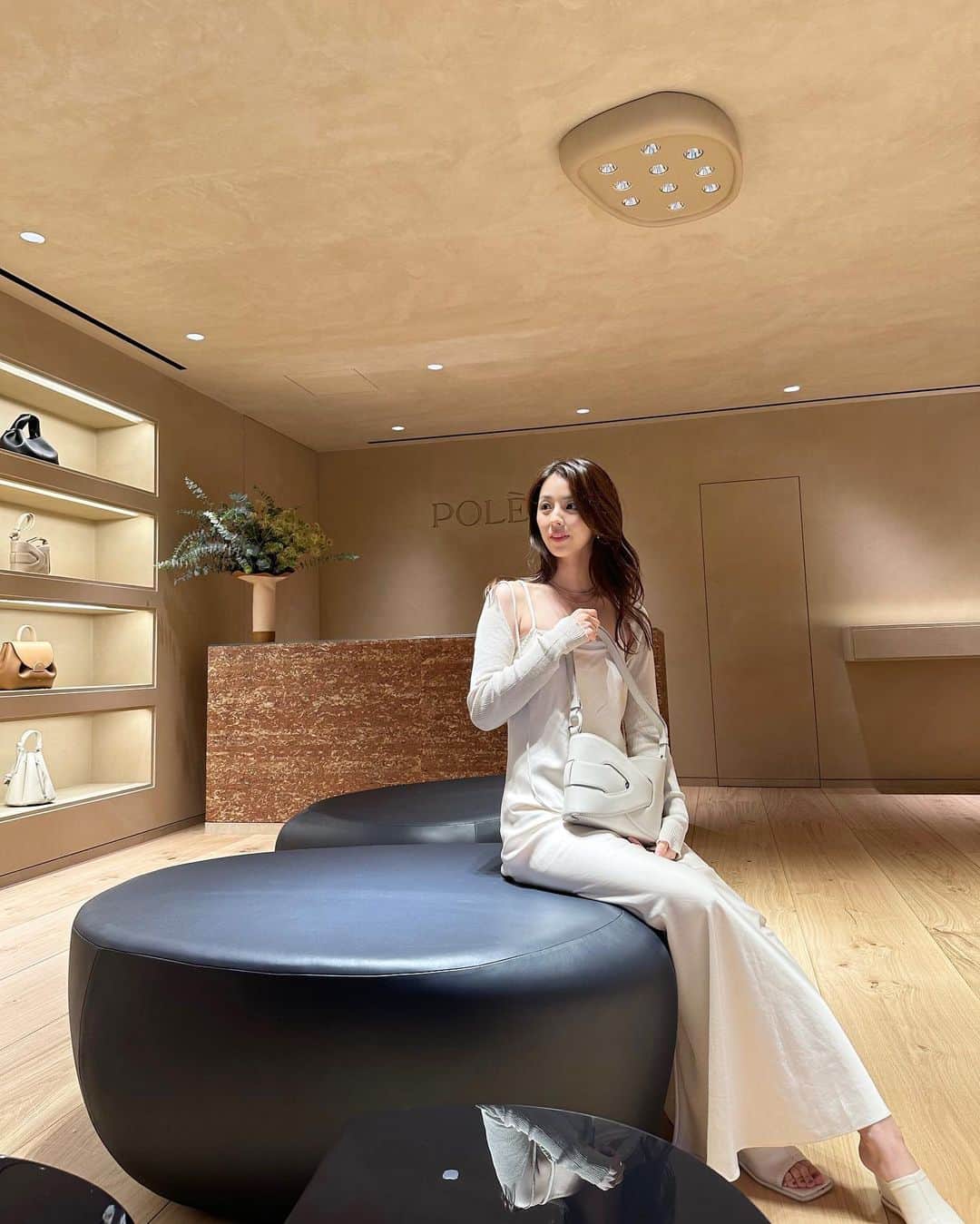 柳ゆり菜のインスタグラム：「@polene_paris Tokyo  2023.9/1 OPEN.  日本の文化や職人さんとの融合を 楽しめるポレーヌ初の日本店。 新しく誕生したジュエリーは、風や石という天然の物をモチーフにしていて、とても素敵でした。  去年、パリ本店にお邪魔した際に、 サプライズでスイーツのプレゼントを頂き、とても嬉しかった思い出の一枚も添えておきます。  Thank you.  #poleneparis  #ポレーヌ」
