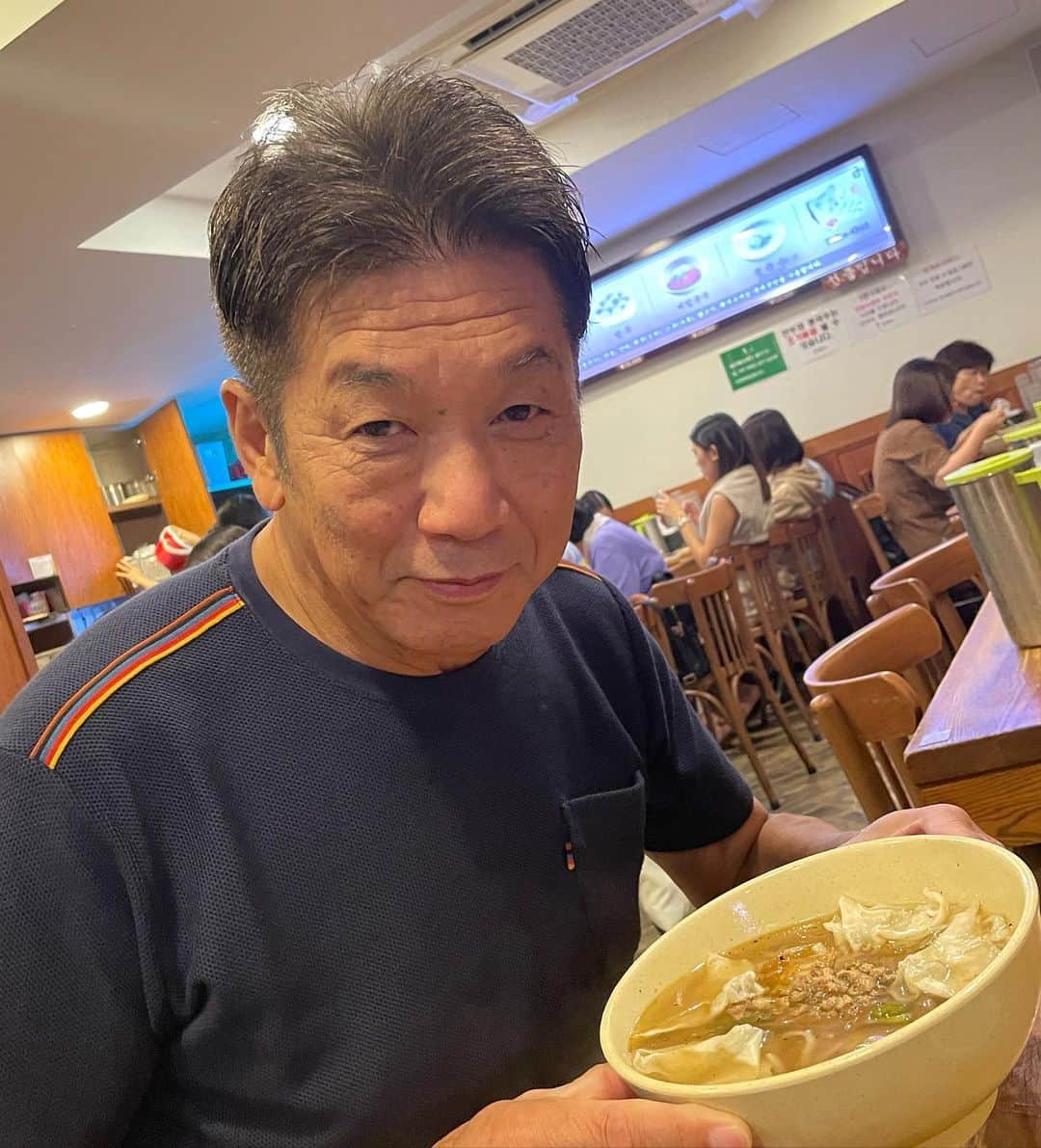高橋慶彦のインスタグラム：「明洞餃子にて 麺のおかわりができますよ」