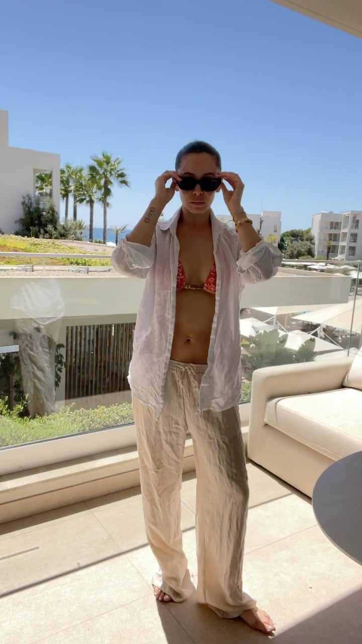 ダニエル・ピーザーのインスタグラム：「The irony is that I was adamant to take my travel steamer with me on this trip 🫠 Get dressed to go to the pool 👙   Bikini @prettylittlething  Trousers @zara  Shirt @frescobolcarioca  Sunglasses @hotfutures  Bag @villaleblancgm   #grwm」