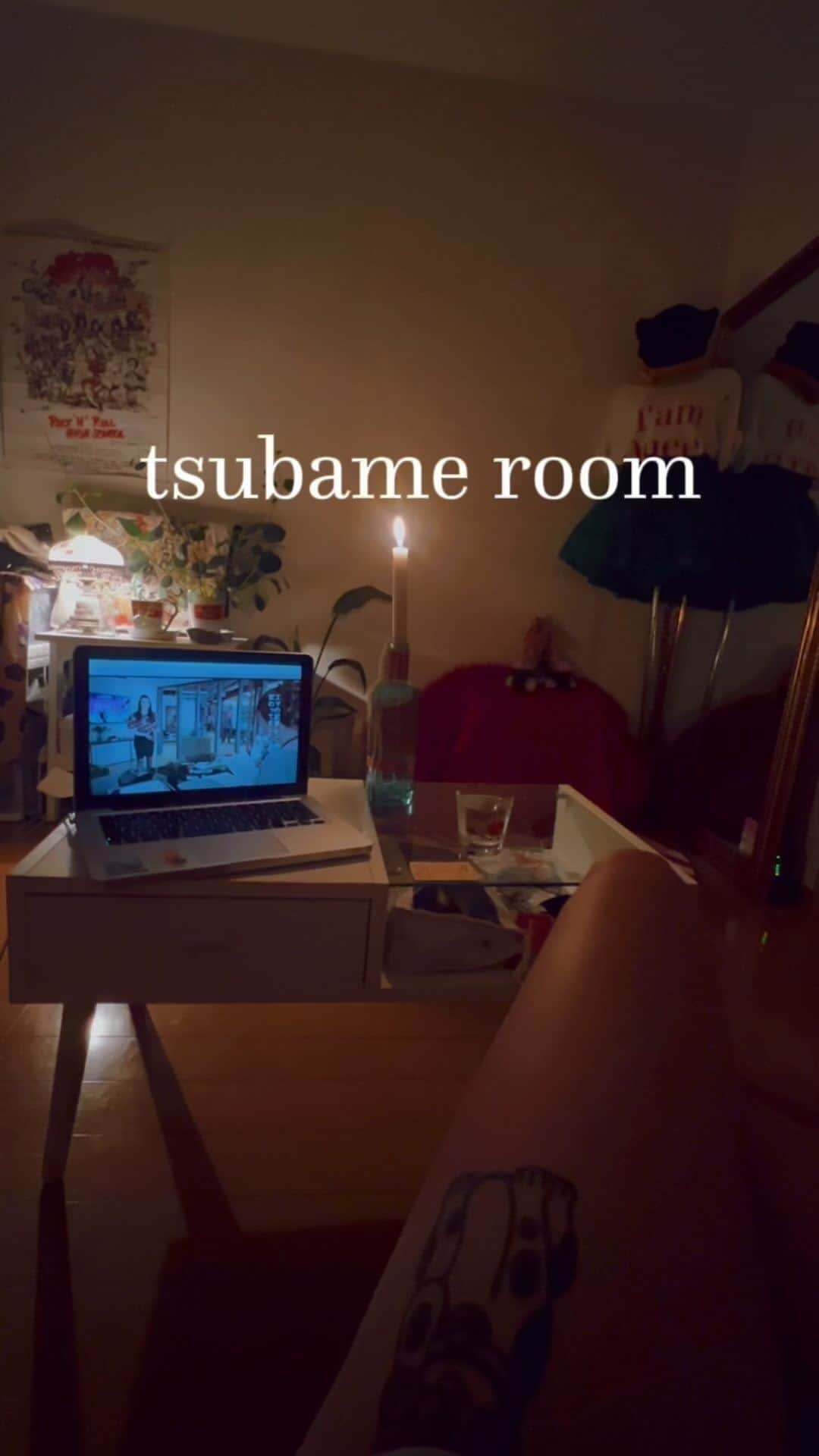 のインスタグラム：「ルームツアーってこんなんでいいんかな。。？ 広くて綺麗な部屋とはとてもぢゃないけど言えないこのお家。 でも好きな物に溢れかえっててとても好き🌹 シンプルな暮らしもできないしミニマリストにもなれない。 すごい憧れはあるけど、、 まぁ、つばめはつばめで🌹」