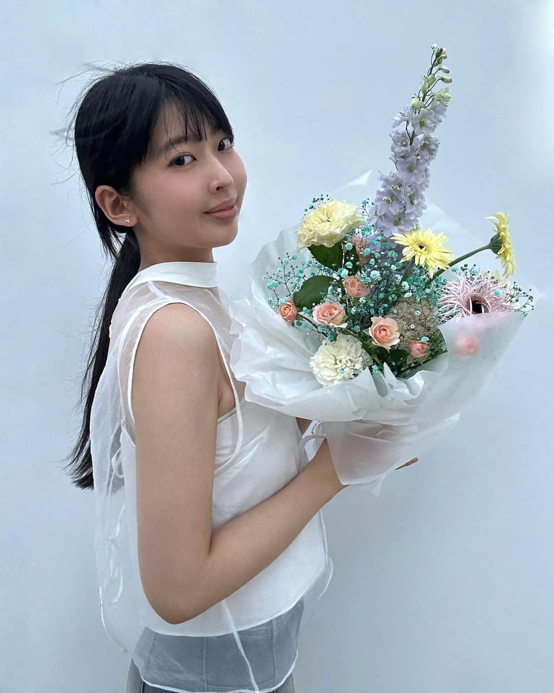 のインスタグラム：「ご報告 この度8月をもちまして、 Vithmic Model Agencyを退所しました。 大阪時代を含め6年間、 たくさん楽しい経験をさせていただき 感謝しかありません。 病気になってしまったり、うまくいかないときも 支えてくださり常に前向きに 一緒に頑張ってくださいました！  モデルは日頃から制限が多かったり、 大変なことも多いと思います。 このお仕事で出会えた方々を 心からリスペクトしていますし、 これからもみんなに 良い日々が続くといいな、と思っています。  お世話になりました 💐」