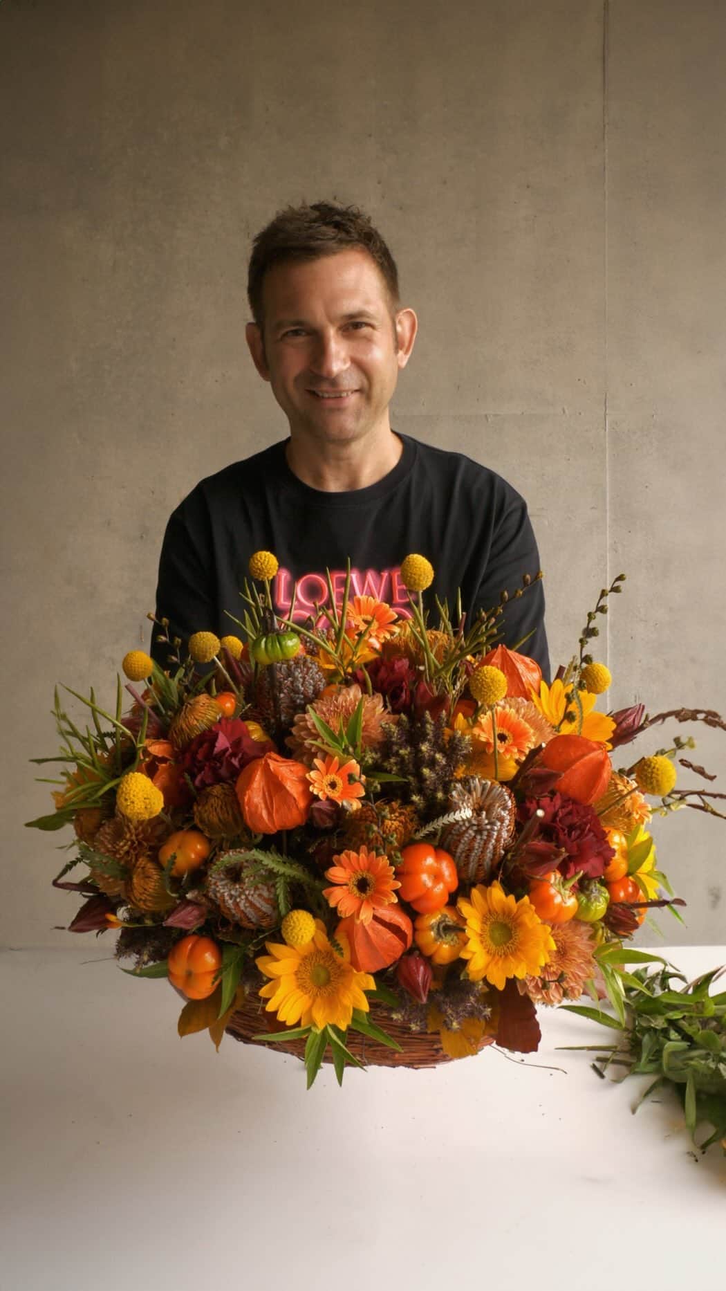 ニコライ・バーグマン・フラワーズ＆デザインのインスタグラム：「Floral Autumn for this week’s #FridayFlowers! 🧡  Since I have just launched my new autumn collection called “Floral Autumn” I made an arrangement inspired by it. It features rich, warm hues of red, orange, and brown but is also meant to integrate the essence of summer with vibrant yellow sunflowers. 🌻 Even though we might not be ready to say farewell to summer yet, the changing colors of the leaves etc. are something to also truly look forward to. 🍂  I especially love the flower box of this year’s 2023 limited Autumn Collection. The box is called “Golden Ginkgo” and since the Ginkgo leaf holds various symbolisms such as hope and longevity, it can make a meaningful gift.  #nicolaibergmann #floralautumn .⁠ .⁠ .⁠ .⁠ .⁠ #nicolaibergmann #FloralAutumn #flowerdesign #floralart #ニコライバーグマン #フラワーデザイン #니콜라이버그만 #꽃다발 #цветочноеоформление #blumenkunst #artefloral #北欧デザイン #北欧インテリア」