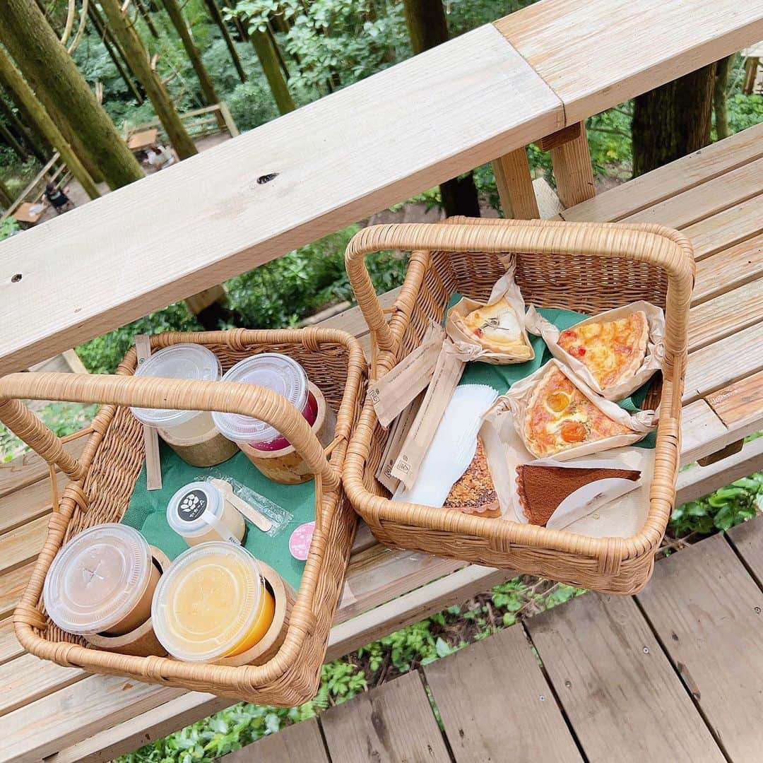 岩田陽菜のインスタグラム：「✨️⛰️✨️  森のカフェで朝ごはん食べたんだ~☺️  景色も凄く綺麗で外で食べるご飯美味しい~ってなってた🍞」