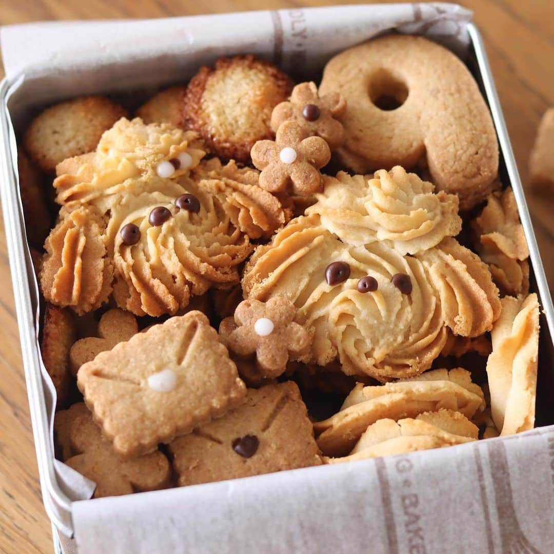 HidaMari Cookingさんのインスタグラム写真 - (HidaMari CookingInstagram)「3 flavor butter cookie box🐶  3つの味のクッキー缶🎶 レモン、ココナッツ、杏仁味😊 わんこが思ってたより可愛くできた〜🥰  ▷材料： ■杏仁クッキー 無塩バター　１００ｇ 粉砂糖　５０ｇ 卵黄　１個 米粉または薄力粉　　１３０ｇ 杏仁霜　２５ｇ  ■レモンクッキー 無塩バター　８０ｇ 粉砂糖　３５ｇ レモン汁　小さじ２ 卵白　１５ｇ 米粉または薄力粉　１００ｇ アーモンドプードル　１０ｇ  ■ココナッツ・ラングドシャ 無塩バター　２０ｇ 粉砂糖　２０ｇ 卵白　２０ｇ ココナッツファイン　２０ｇ  ■ココアアイシング 粉砂糖　小さじ１〜 ココアパウダー　小さじ1/2 水　少量から加えて２〜３滴づつ調整  #homemade #easy #recipe #tutorial #baking #foodstyling #foodporn #food #foodphotography #foodpics #foodgasm #tasty #dessert #inspiration  #おうちカフェ #お菓子作り #手作りケーキ #クッキー缶 #手作りお菓子 #cookiebox #sweets #homecafe #homemakecake #instacake #instafood #cakestagram #cakelover #foodie #hidamaricooking」9月1日 20時25分 - hidamaricooking