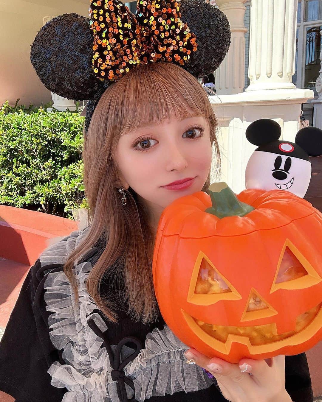 ひなたろす（佐原ひなた）のインスタグラム：「ディズニーハロウィン🎃👻 今日から発売のポップコーン🍿 バケット🫶👻  そしてイメチェン風の 重ため前髪🫶👻❤️💡 自分で、前髪間違えて切ってしまったから、、、笑  (  あほ。)  エクステ3枚つけてもらって ぱっつん前髪にしてもらったよ🌼  カラーもベージュにしてもらって 綺麗すぎるぅぅ🫶  @motehairyuto12 🐵  ありがとうございました🌼🥺  @ankhcross_raft で まつげパリジェンヌも♡ やっぱり上げたては盛れる♡ @ankh_hitomi  さんありがとうございます☺  #ディズニーハロウィン　#disney #disneyland #ディズニーシー #ディズニーランド #ディズニーグッズ #ディズニーカチューシャ #ハロウィンコスプレ #ディズニーコーデ #かぼちゃ」