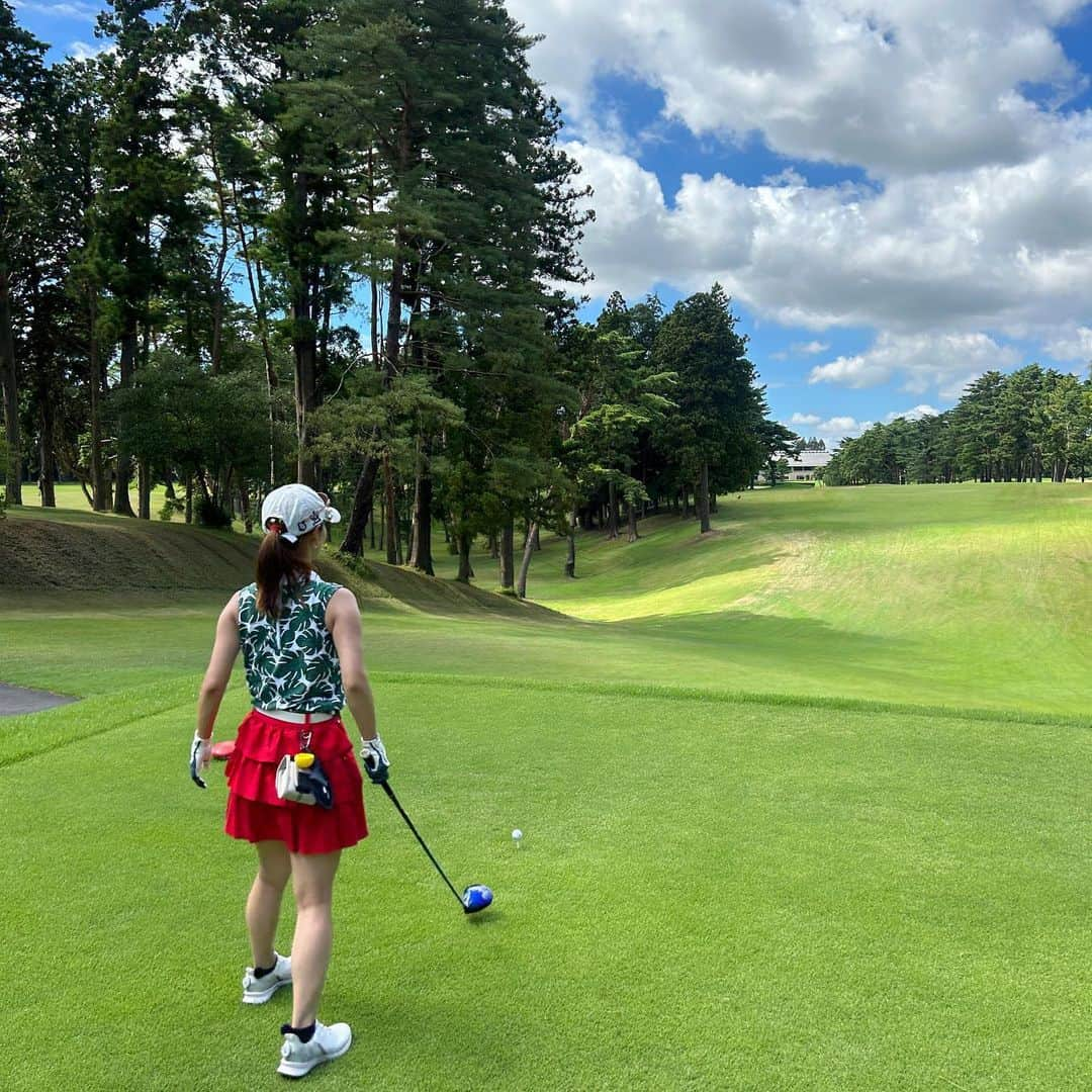 安藤萌々のインスタグラム：「一時期は全く出来ていなかった⛳️８月はたくさん出来ました😆  特にこの日は！久しぶり〜〜にハーフ3つで回れて、43-39 🤩 毎回立ち上がりが悪いので、 前半から大切にプレーするのが秋冬の目標です🍂 (この日も1番はトリ🦜打った...)  皆さんの８月の思い出は何ですかー？？  #トーナメントコース 🥹  赤でも長い 落とし所が厳しかったので #セカンド #全集中  #golf #ゴルフ  #ゴルフ部 #スイング #スイング改造 中  #メンバーに恵まれて」