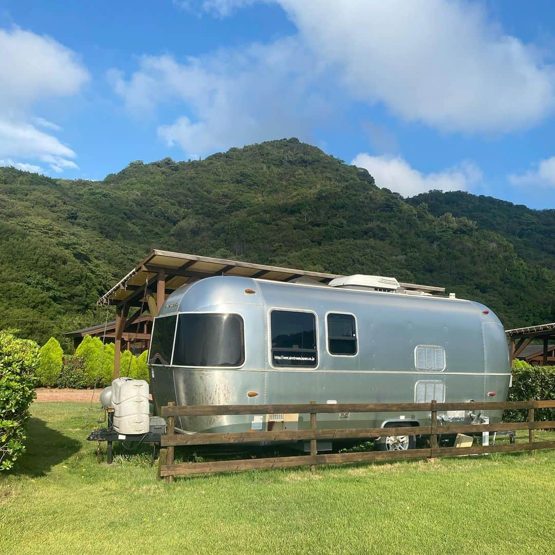 服部円のインスタグラム：「淡路島の投稿忘れてた🐄 小1の夏☀️  #淡路島 #淡路島牧場 #乳搾り  #エアストリーム #BBQ」