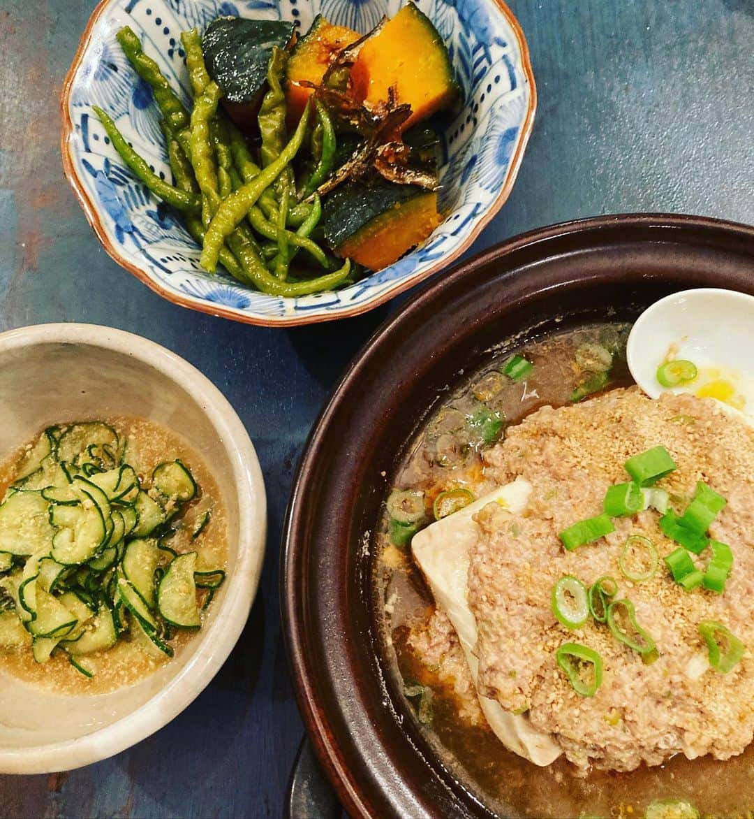 井上荒野のインスタグラム：「はじめて見た、ひも唐辛子という野菜、南瓜と煮干しと一緒に煮てみた。すごく辛そうな匂いがするのに辛くないという不思議な野菜(京野菜らしい)。甘辛く佃煮みたいにしたらもっとおいしいかも。簡単でおいしいので頻繁に作ってしまう挽肉と豆腐の重ね蒸し、きゅうり揉み、写ってないけど茹でとうもろこし。」