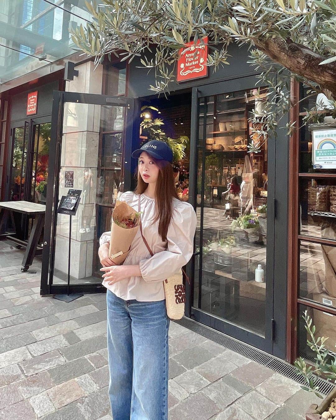 林佑香のインスタグラム：「✿ᵕ̈*❁ 秋めいてきたので秋のお花を 買いに🍁🍂 日没後はだいぶ過ごしやすく なってきましたね🤭  お花を買うだけだったので いつもよりかなりラフ🤭 トップスもボトムスもZARA🤍  早く涼しくなるといいなー♥️   #秋コーディネート  #zaraコーデ  #zara購入品  #デニムコーディネート  #キャップアレンジ」