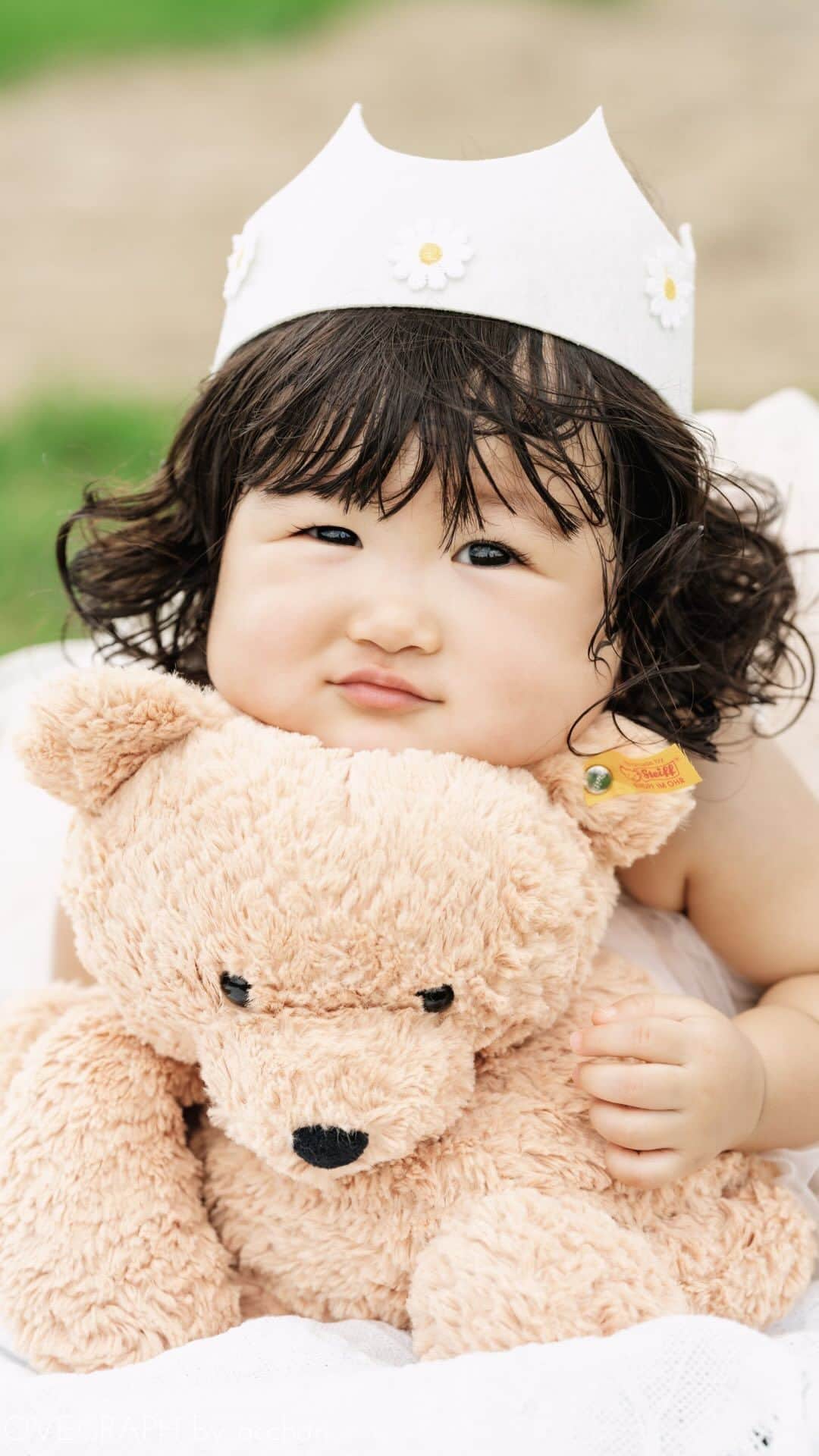 Lovegraph_Kids ラブグラフキッズのインスタグラム：「ㅤㅤㅤふわふわドレスを着て、 お気に入りのクマちゃんを連れて🧸🤍 1歳のお誕生日記念は せっかくだから盛大にお祝いしよう👧🏻🎀 ✡︎⋆꙳ ㅤㅤㅤ ୨୧┈┈┈┈୨୧ ㅤㅤㅤ Lovegraphは出張撮影サービスです📸お誕生日や七五三、日常フォトなどさまざまなシーンをプロのカメラマンが撮影いたします☺️ ㅤㅤㅤ 撮影プランや料金詳細は @lovegraph_kids のプロフィールURLをご確認ください🌼 ㅤㅤㅤ ୨୧┈┈┈┈୨୧ ㅤㅤㅤ #ラブグラフ #Lovegraph #幸せな瞬間をもっと世界に #出張カメラマン #子どものいる暮らし #ロケーションフォト #出張カメラマン」