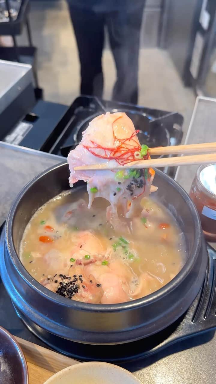 唯一無二の絶品グルメのインスタグラム：「【shiari samgyetang.】 @東京：表参道駅から徒歩6分  ホロホロに柔らかく煮込んだ参鶏湯を食べられるお店。  箸で簡単にお肉がほどけるくらい柔らかく、8時間煮込んだ特製白湯スープは濃厚で旨味が凝縮されています！  お肉の中にはもち米が潜んでいて、6種類の小鉢も一緒に付いてくる贅沢セットです！  レモン胡椒やコチュジャン、ハリッサの3種類の卓上調味料があるので、味の変化も楽しめるシステム  参鶏湯セットは2400円になります！  お店のアカウント👉@shiarisamgyetang   ⏰11:00～22:00 🏪火曜日休み 📍東京都渋谷区神宮前3-4-3 パークサイド表参道  #表参道グルメ#表参道ディナー #表参道ランチ #韓国料理 #参鶏湯」