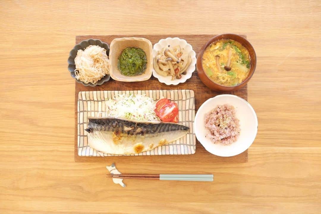木村文乃 のインスタグラム：「*** 今日のごんはんでした。  焼きサバ 明太しらたき めかぶ 蓮根としめじのピリ辛きんぴら チンゲンサイと卵のおみそ汁 雑穀米  毎日何かしらは作ってるのだけど 写真に撮るまでではなかったり 写真撮っても文章で寝落ちしてたりと 賑やかに慌ただしい日々です🙏🏻  また明日ね、おやすみなさい🌿」