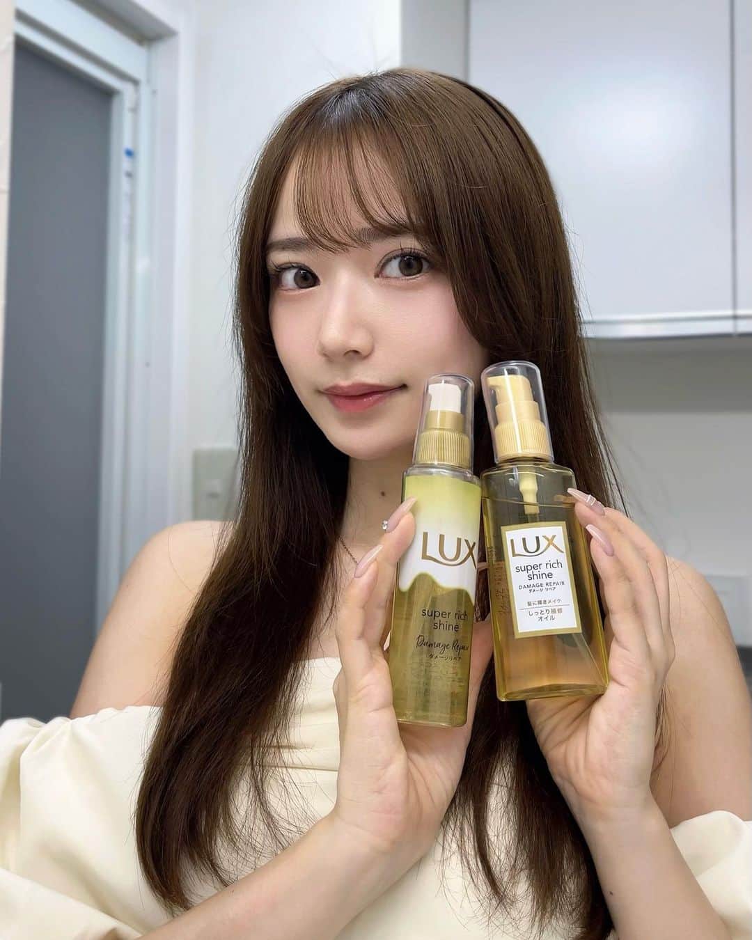 桑島 夢さんのインスタグラム写真 - (桑島 夢Instagram)「. もう何個目？っていうぐらい愛用していてお気に入りのアイテム✨  「髪を守って輝かせ香らせる」LUXのヘアオイルは @lux_jp_official  仕上がりによって2タイプから選ぶことができるよ♪  ☑︎ リッチ補修オイル サラサラの軽いテクスチャーで ドライヤーの熱で髪に浸透し、ダメージ補修してくれるオイル。私はドライヤー前の濡れた髪に使っています🧖🏼‍♀️  ☑︎ とろとろ補修へアオイル とろとろの重めテクスチャーで髪に密着し、補修、保湿をしてくれるオイル。 こっちは朝のスタイリング前に使っています🧺  なりたい仕上がりや髪の状態によっても使い分けています✨ ダメージとか乾燥とかね！  コスパも良くドラッグストアで手に入るので見つけた方は是非使ってみてね♡´‐  #ラックス #とろとろヘアオイル #とろとろトリートメント #おうち美容 #美髪ケア #とろトリ #sponsored#とろとろリペアケア #すっぴん髪#ヘアケア#ヘアスタイル#ヘアオイル#ヘアトリートメント#ヘアスタイリング」9月1日 20時34分 - yumepi23