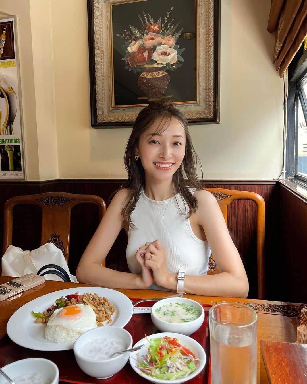 吉田理紗さんのインスタグラム写真 - (吉田理紗Instagram)「🩵🩵🩵  3枚目はお気に入りのランチスポット、 ジャスミンタイ🇹🇭♡ 量がたくさんだし甘いもの欲も満たされるから好き🫶🏻  🤍🤍🤍  #hyujenne #newbag #mmaglielecassetto #アメスリコーデ #ママコーデ #エムマーリエルカセット #低身長コーデ」9月1日 20時34分 - yoshirisaa