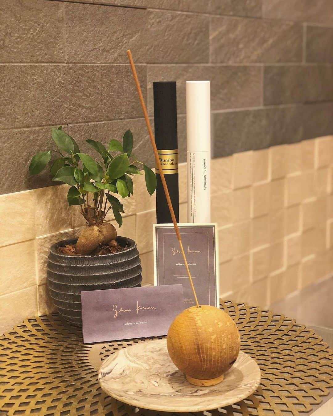 下川琴戸音のインスタグラム：「・ ・ my favorite incense 🌿‬ ܸ  いつもシルバーアクセを買いに行く @gooddays_store さんで今回はお香をゲット✊🏻‪ ̖́-‬ すっごいいい香りで癒される🌱 お香立てなんやけど、この球体可愛すぎ🤦‍♀️💦💗 自分の好きな角度にも変えれるし木製だからどんなお部屋にも合う！！  お香は ・DUMBO/Def ・DUMBOとGooddaysオリジナルの香り この2つゲットしたよーん😙  お家が癒し空間に🫧 お香好きの方いたらオススメの香りとかお店教えてくださーい🤭 ・ ・ ・ #お香  #お香のある暮らし #お香立て  #インテリア #インテリア雑貨  #元町#陶器 #お皿 #interior  #incense #vivova」