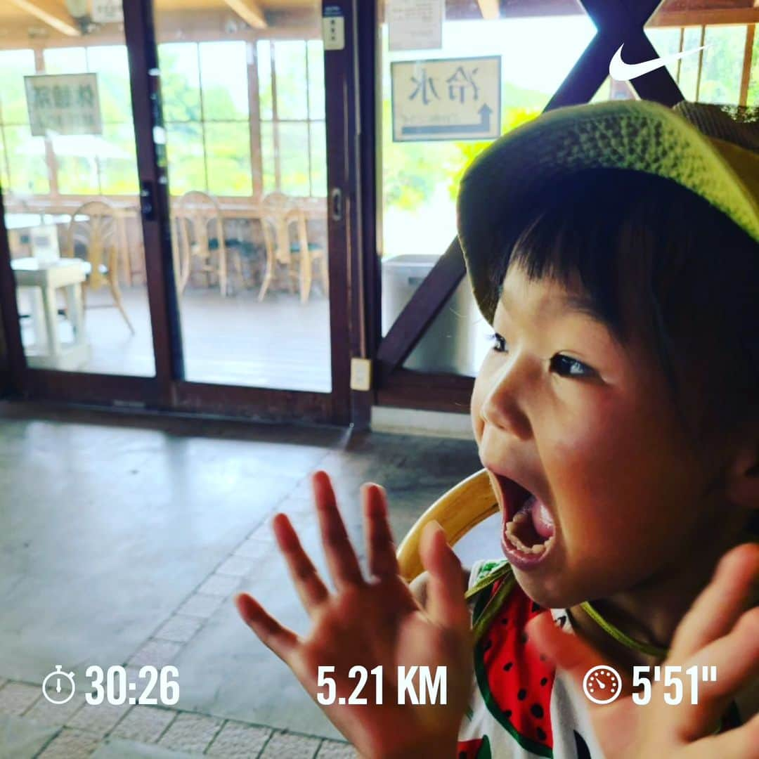 三田尚央のインスタグラム：「夜ラン‼️‼️(5km9月初ラン😁✨)  今月はあえて月間目標は決めないようにします。サッカーの試合もあるし、今月は好きなときにランして好きな時に休足日にします😁✨✨ たまにはいいよね☀️笑っ  32歳目標達成目指して頑張ります🎵 積み重ね大事❗ 継続あるのみ(^^) 健康一番❕  お転婆娘❗  日々成長❕ 日々挑戦❕ 日々感謝❕  #ランニング #目指せフルマラソン #日々成長 #日々挑戦 #日々感謝 #息子 #娘 #家族 #32歳 #instagram  #目標 #筋トレ #ダイエット #ストレッチ #トレーニング #メンタル #NIKE #ラン #夜ラン #フルマラソン #ハーフマラソン #頑張ります #笑顔 #ビール #サッカー #5kmラン #残暑 #スッキリ #9月」