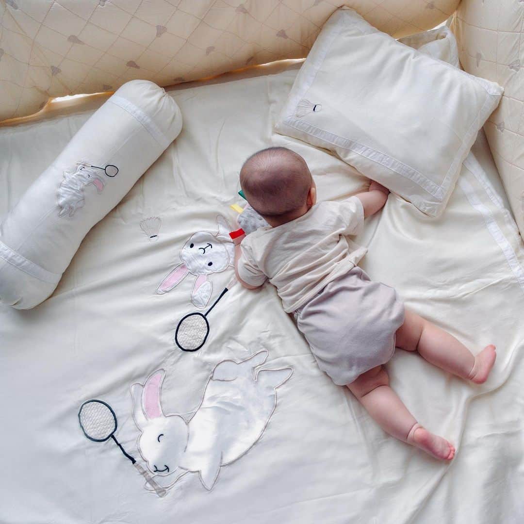 グレイシア・ポリーのインスタグラム：「Kesayangan Papa & Mama yang sudah 4 bulan, sudah balik badan sendiri, dan mulai merangkak. Jadi harus dijaga ekstra hati-hati... 😆  Custom bedding set Bunny Badminton by @baby.loop 🥰 Thank you!」