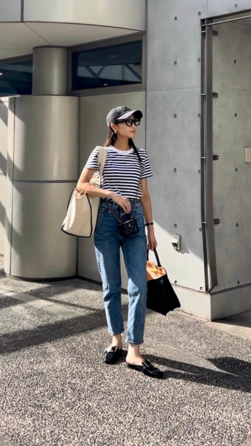 金子麻貴のインスタグラム：「早朝の撮影コーデ。  とにかく早く出る為に日焼け止めだけ塗ってメガネとキャップでスッピン&ボサボサヘアを隠して出発🥸  足元は着替える時サッと脱げる スリッポンタイプのローファーで。  袖のロゴ刺繍はゴールドなので 小物類もゴールドでまとめました😆✨  普段はお洋服から決めることが多いけど これは絶対使う！っていうマストアイテムがある日はそれに合わせて後からお洋服をコーディネート。  メガネとキャップは決まっていたので ボーダーTとデニムを合わせて。  忙しい朝は自分の中で定番の組み合わせとか決めておくと楽ちん。私は主に上下ブラックが多いけど間違いから急いでる日はオールブラックが定番😆👍  T shirt @re_gleam  denim @hm cap @re_gleam  shoes @letalon_jp  bag @chanel @fendi  tote bag @re_gleam  #fashion#fashionstyle#reels#regleam#letalon#chanel#ボーダーコーデ#ボーダーT#デニムコーデ#ローファー#キャップ」