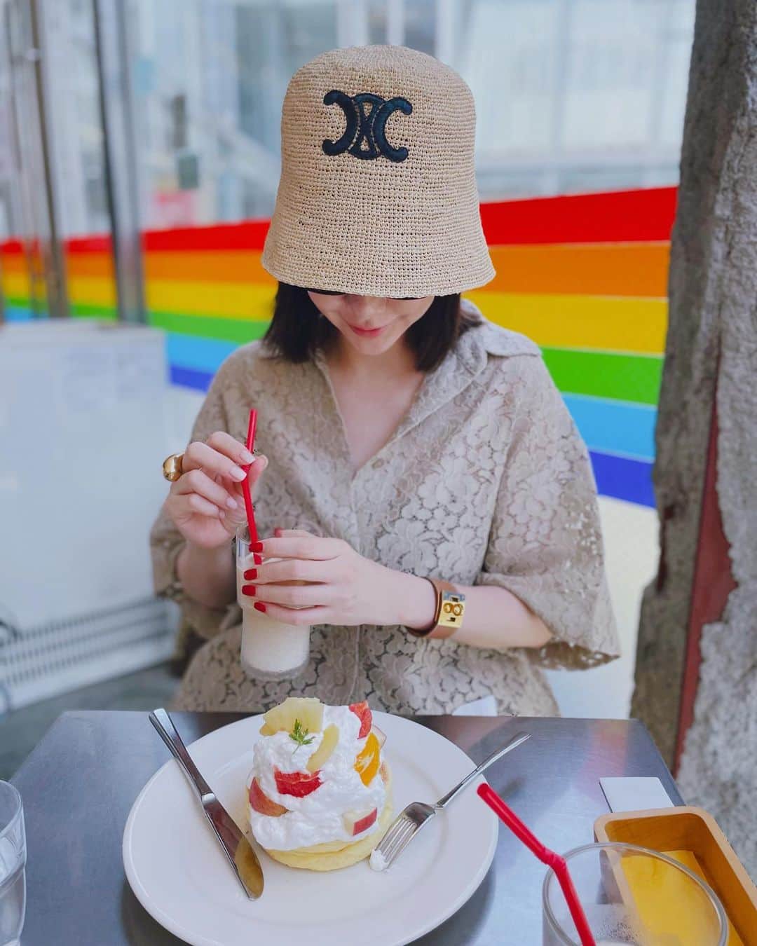 カオルコのインスタグラム：「🥞😋🤍  メレンゲふわふわでここではさっぱりめなバンケーキ。コテコテ甘すぎはお相手さんが食べました。  #tokyo #rainbowpancake  #happytime  #cafe #yum  #sweets  #pancakes  #カフェ好きな人と繋がりたい」