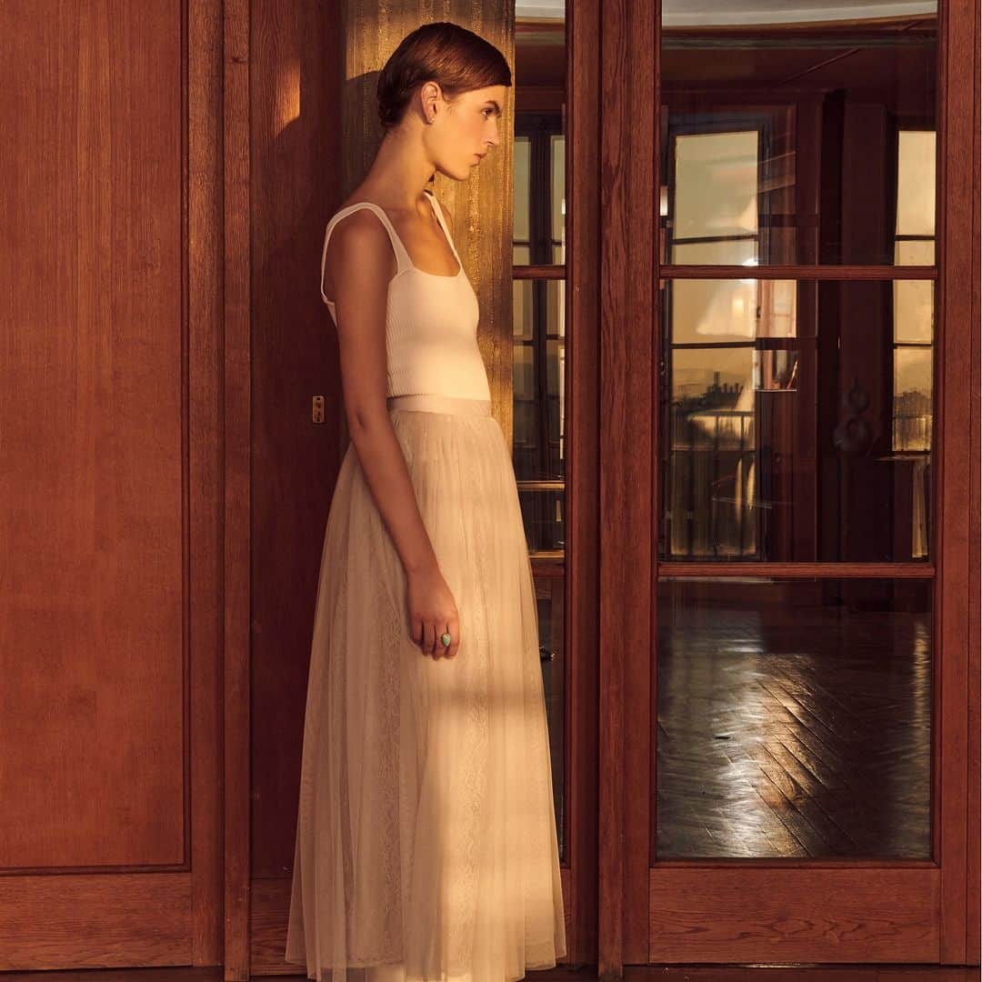 MARIHA Official Instagramさんのインスタグラム写真 - (MARIHA Official InstagramInstagram)「. 9月に入り、ファッションの気分は秋へシフト。今シーズンデビューの新ライン「City Dress」に登場した「木漏れ陽のスカート」は、やわらかなレースとチュールをたっぷり使ったロマンティックな一着。手持ちのアイテムとの組み合わせるだけで、着こなしをドラマティックに仕立ててくれます。あえて辛口に着こなすのもおすすめです。  City Dress Collectionのアイテム1点以上をお買い上げの方には、MARIHAオリジナルレザーポーチを差し上げます。なくなり次第終了となりますので予めご了承ください。  #mariha #dress #citydresscollection #シティードレス #マリハ #コーディネート」9月1日 20時30分 - mariha_official