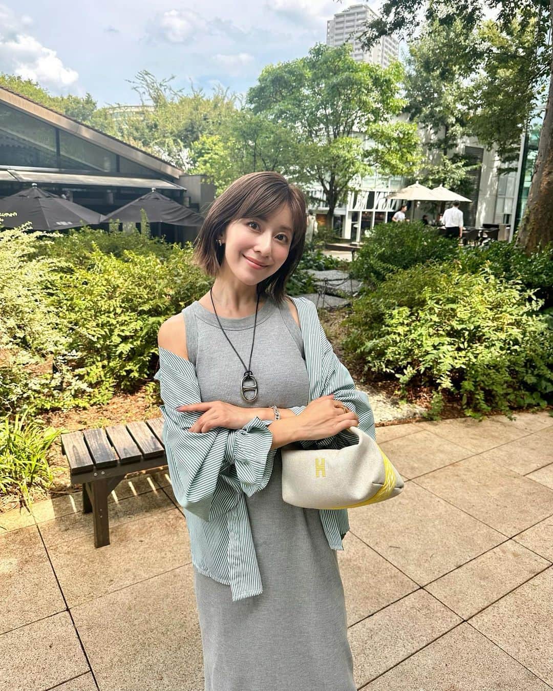 水野佐彩のインスタグラム：「・ パパとランチデート👫🏻🩶💚 アメスリワンピにシャツを羽織って☺️💚 @lacvert_official  アクセもシルバーにしてカジュアルに☺️  #おちびコーデ #おちびの輪 #低身長コーデ #Sサイズコーデ #ママコーデ #ママライフ #2020年ベビー #女の子ママ #女の子ベビー #ブルベ夏 #ブルベ #ブルベサマー #ブライトサマー #ブライトスプリング #ソフトクラシック #ウェーブ #骨格診断ウェーブ​」