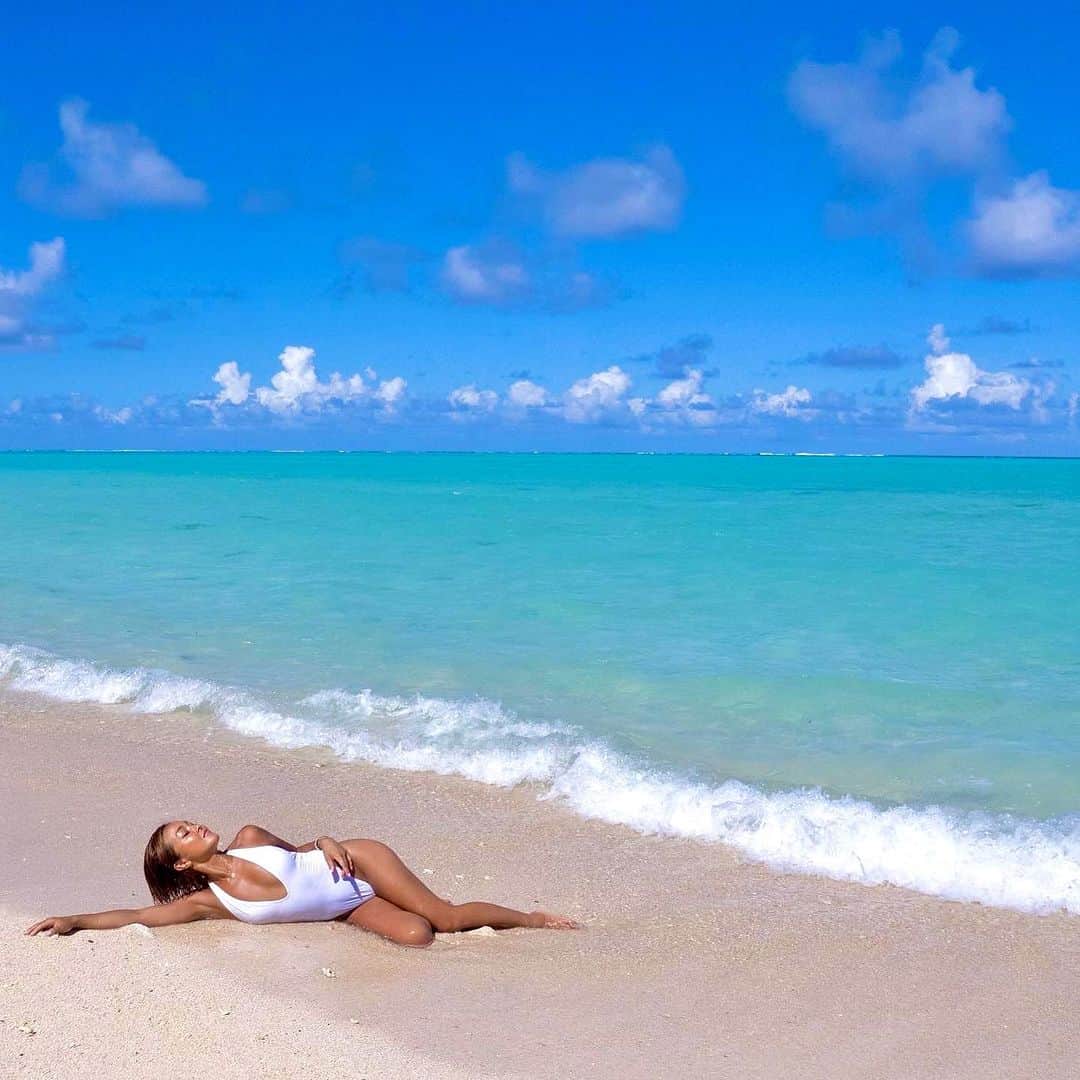Nazukiさんのインスタグラム写真 - (NazukiInstagram)「🩵beautiful ocean🤍  Hallo 9月🧡  8月も最終日は ブルームーン🌕 今年最大の満月 破壊と再生✨ 許しと愛✨  7月から心と身体の不調があり、 ほんとに苦しかった🥹 試練だった..  時に、毎日が精一杯で、今を生きるのに必死な時ってあるし、 自分を大事にできなくて、受け入れられなく、 見失いコントロールできない時 だってある🥹  ただ、どんな問題が起きても 全ては自分の問題、相手が環境がではない、、 どれだけ 自分と向き合う事ができるか✨  外ばかりに目を向けて、逃げていっても、必ずまた自分に同じ問題が大きくなってかえってくる🥹 痛感したなー🥹  結果、全て自分次第👍 自分が変わらないと✨  最後に大好き島に行けて❤️ 海行けて自分らしさを感じた夏☀️  #nazuki #summer #beach #beautiful #sea #ocean #iland #japan #beautifulocean  #自分との向き合い  #満月　#ブルームーン #fullmoon #bluemon #島好き　#海好き #島旅好きな人と繋がりたい  #海好きな人と繋がりたい  #綺麗な海 #与論島 #yoronisland」9月1日 20時42分 - nazuki_08