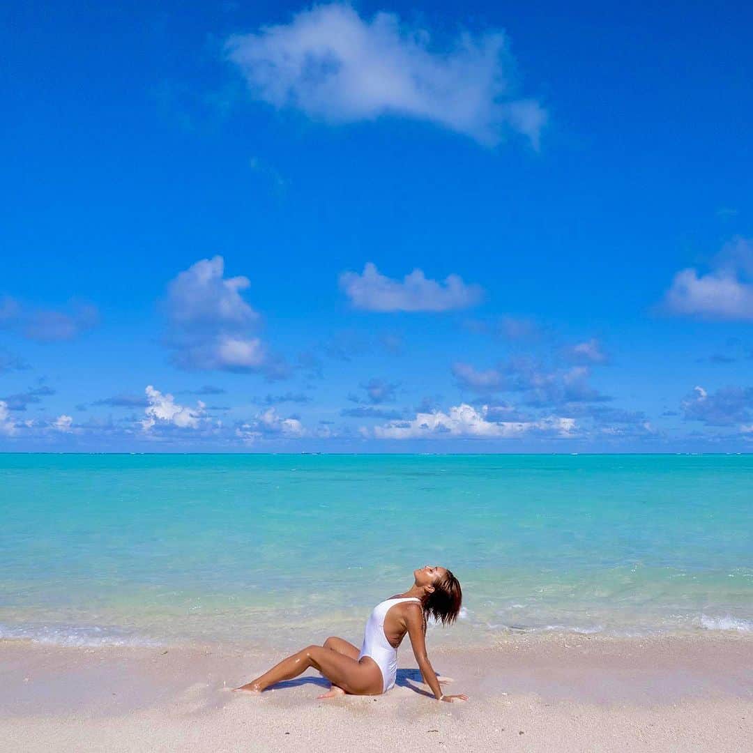 Nazukiさんのインスタグラム写真 - (NazukiInstagram)「🩵beautiful ocean🤍  Hallo 9月🧡  8月も最終日は ブルームーン🌕 今年最大の満月 破壊と再生✨ 許しと愛✨  7月から心と身体の不調があり、 ほんとに苦しかった🥹 試練だった..  時に、毎日が精一杯で、今を生きるのに必死な時ってあるし、 自分を大事にできなくて、受け入れられなく、 見失いコントロールできない時 だってある🥹  ただ、どんな問題が起きても 全ては自分の問題、相手が環境がではない、、 どれだけ 自分と向き合う事ができるか✨  外ばかりに目を向けて、逃げていっても、必ずまた自分に同じ問題が大きくなってかえってくる🥹 痛感したなー🥹  結果、全て自分次第👍 自分が変わらないと✨  最後に大好き島に行けて❤️ 海行けて自分らしさを感じた夏☀️  #nazuki #summer #beach #beautiful #sea #ocean #iland #japan #beautifulocean  #自分との向き合い  #満月　#ブルームーン #fullmoon #bluemon #島好き　#海好き #島旅好きな人と繋がりたい  #海好きな人と繋がりたい  #綺麗な海 #与論島 #yoronisland」9月1日 20時42分 - nazuki_08